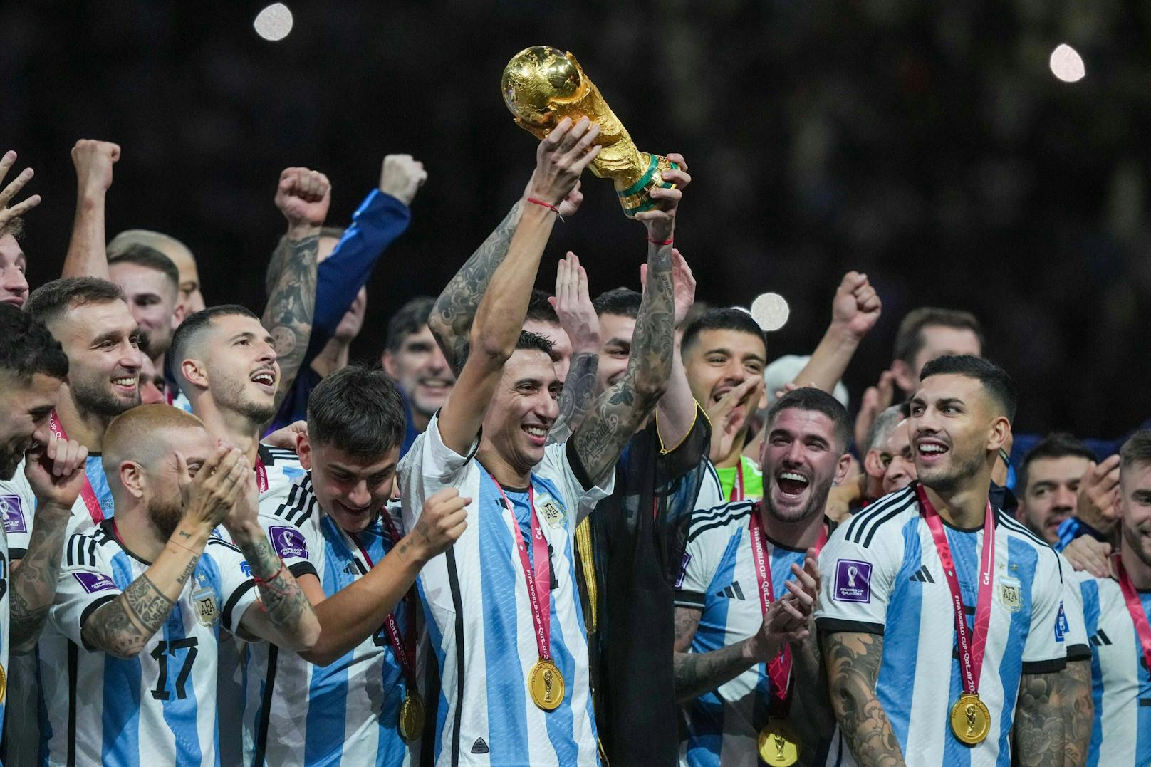Lionel Messi stemmt den WM-Pokal in die Höhe. 