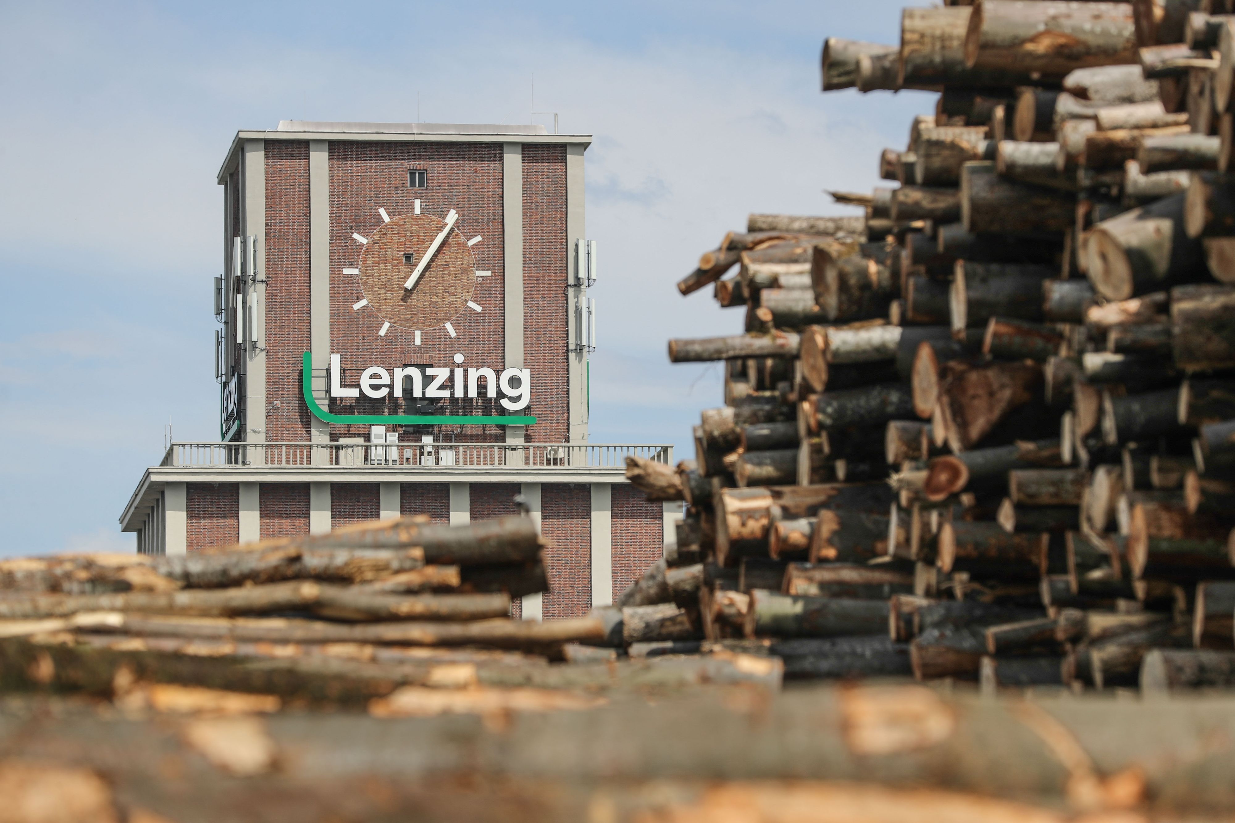 Traurige Botschaft vor Weihnachten: Der Faser-Hersteller Lenzing baut Dutzende Jobs ab.