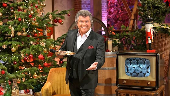 Am Heiligabend begrüßt Andy Borg die TV-Zuschauer aus seiner festlich geschmückten Weinstube zu "Weihnachten mit Andy Borg".