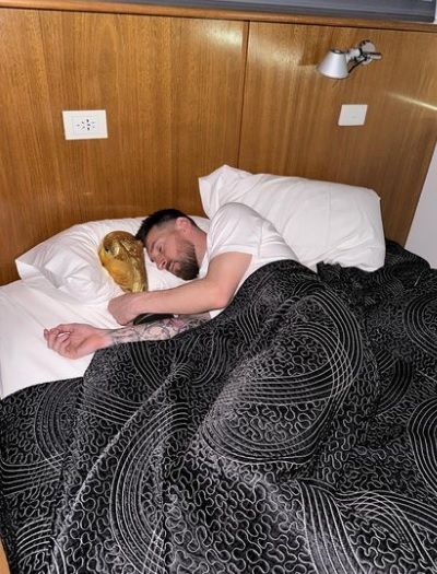 Lionel Messi kuschelt mit dem WM-Pokal.