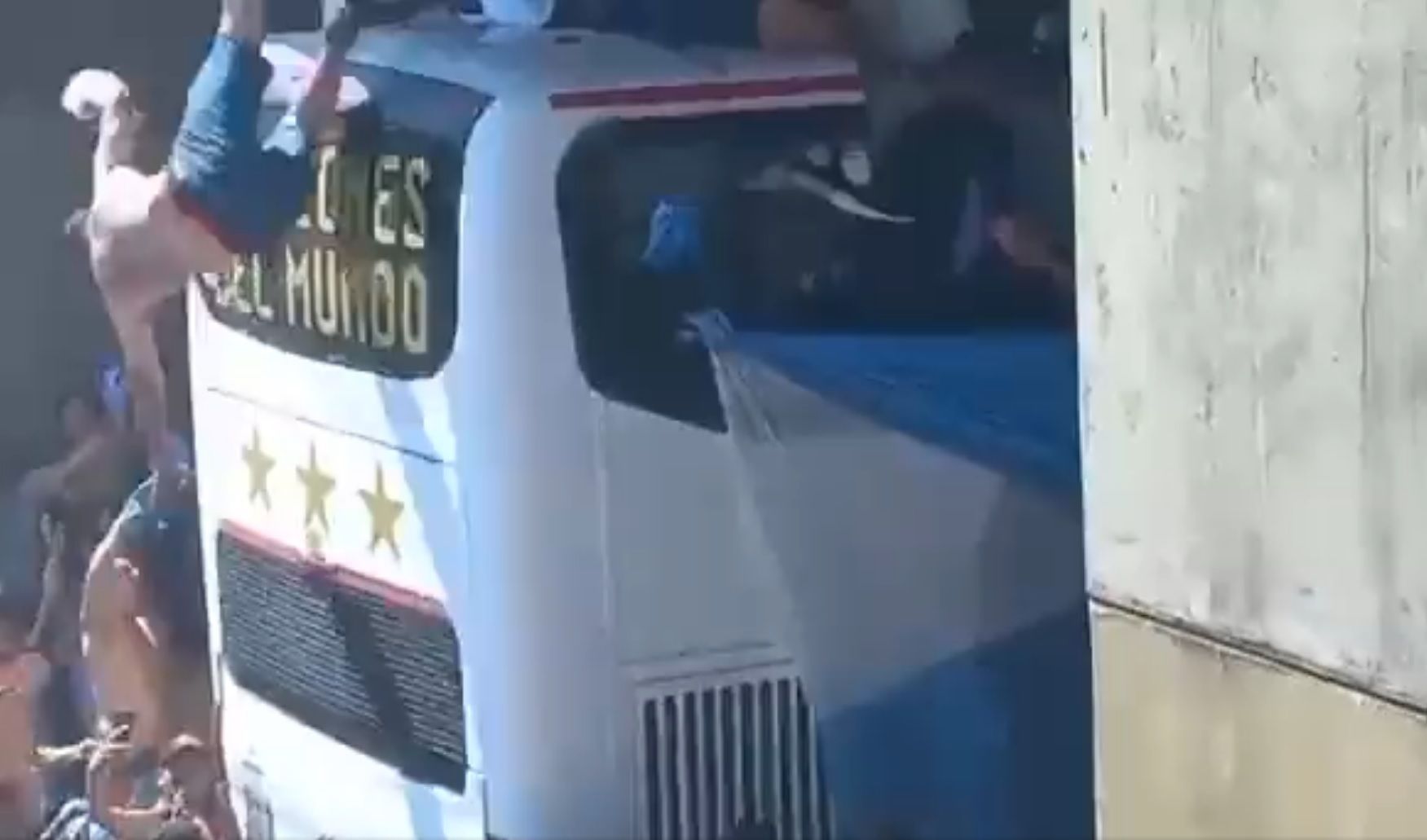 Ein Fan stürzt bei den WM-Feierlichkeiten von einer Brücke.