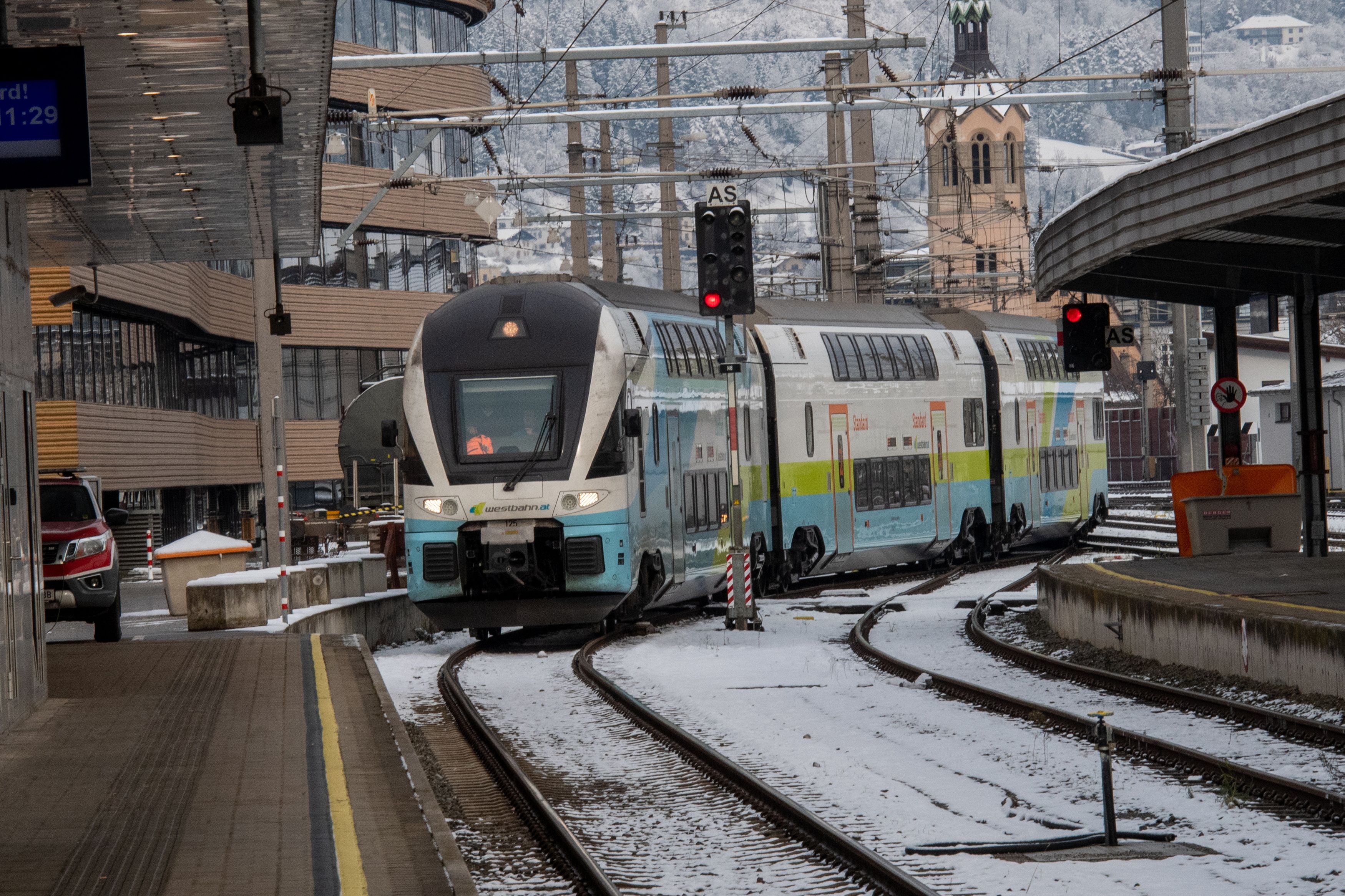 Der junge Mann spazierte entlang der Gleise der Westbahn.