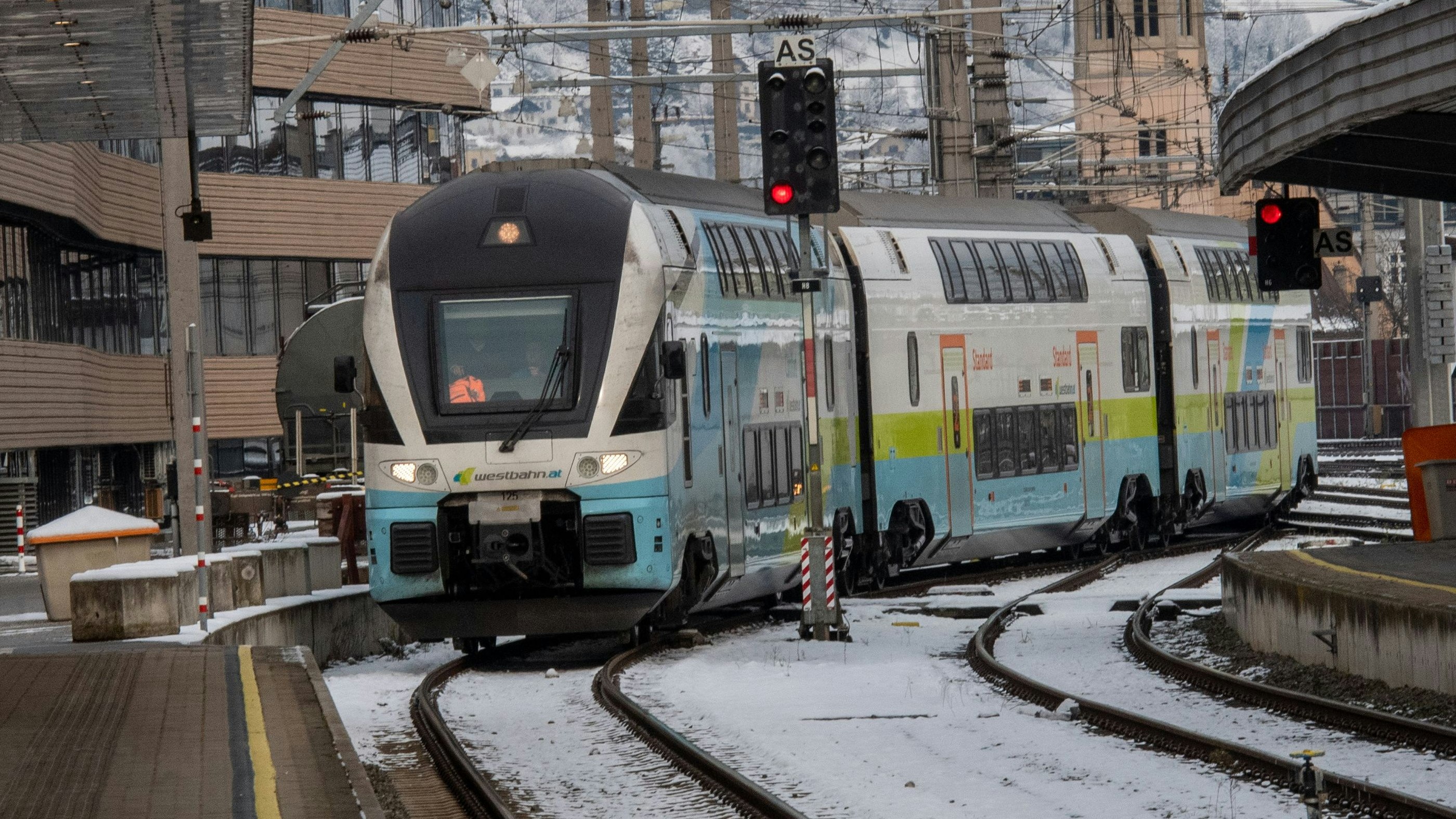 Der junge Mann spazierte entlang der Gleise der Westbahn.