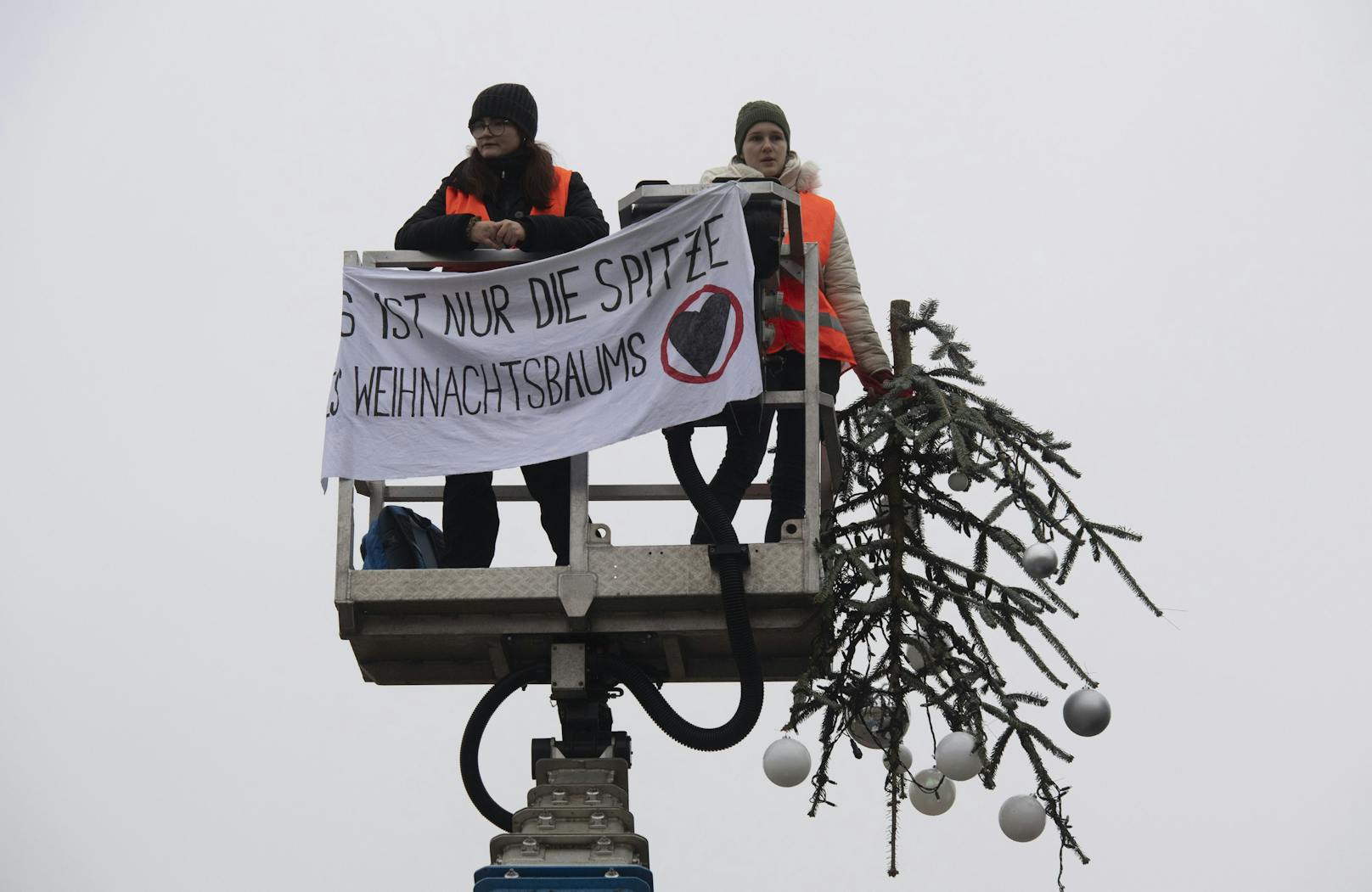 "Das ist nur die Spitze des Weihnachtsbaums", heißt es auf dem Transparent der Aktivistinnen.&nbsp;