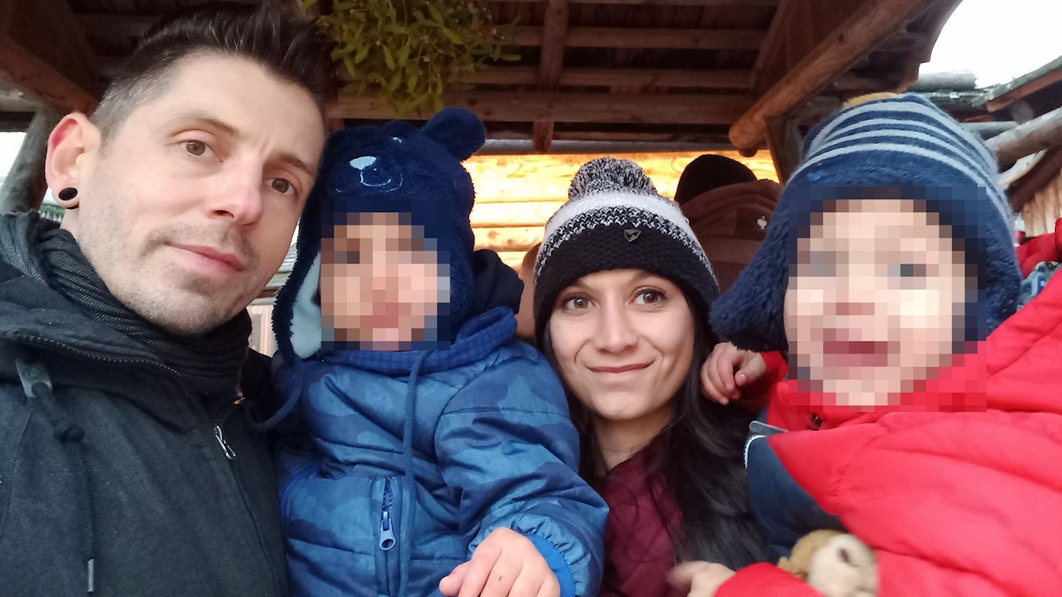 Frau unterschreibt auf GIS-Tablet, dann kam Vollstreckung