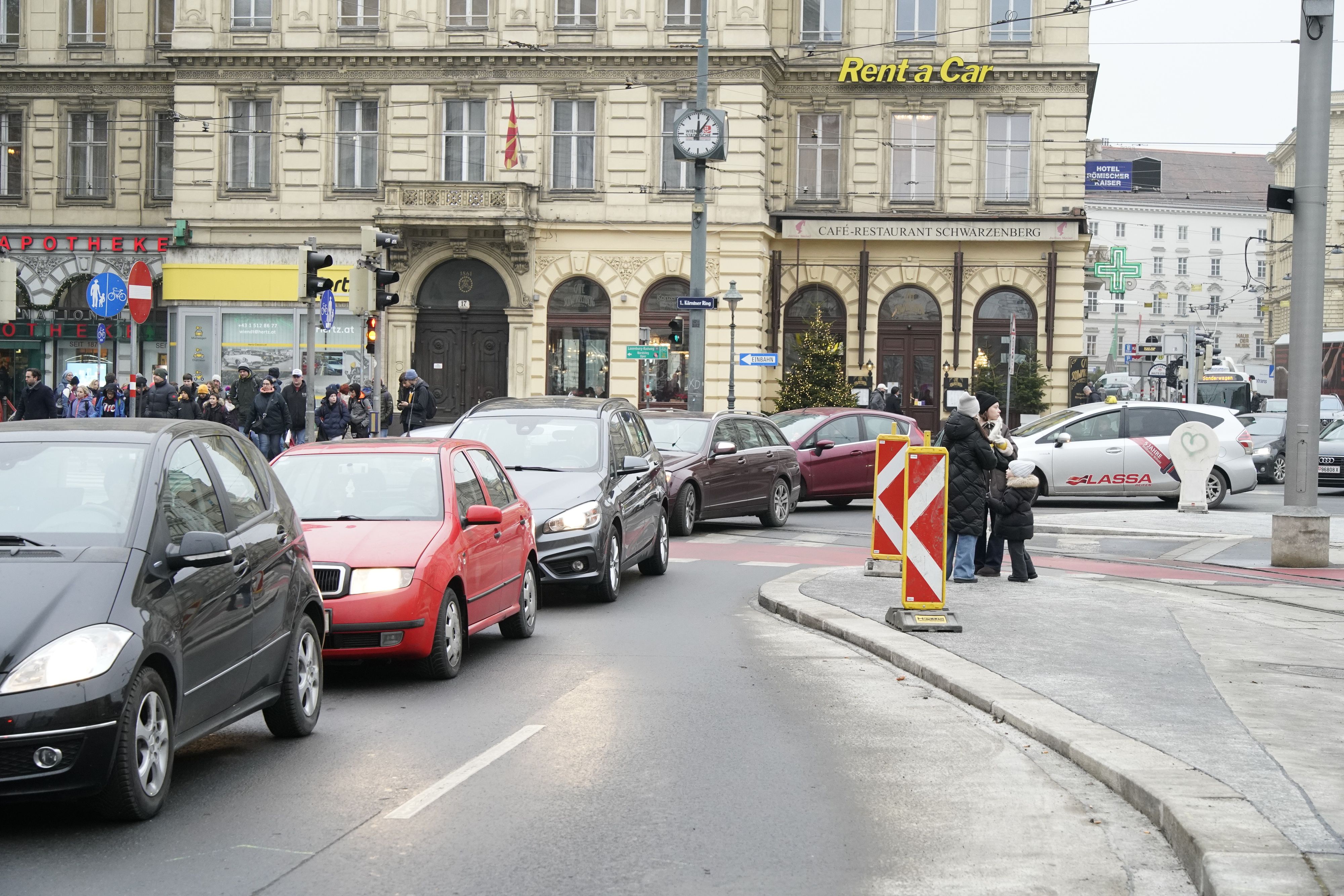 Die Verkehrsinsel sorgt seit Wochen für ein Stau-Chaos in der City