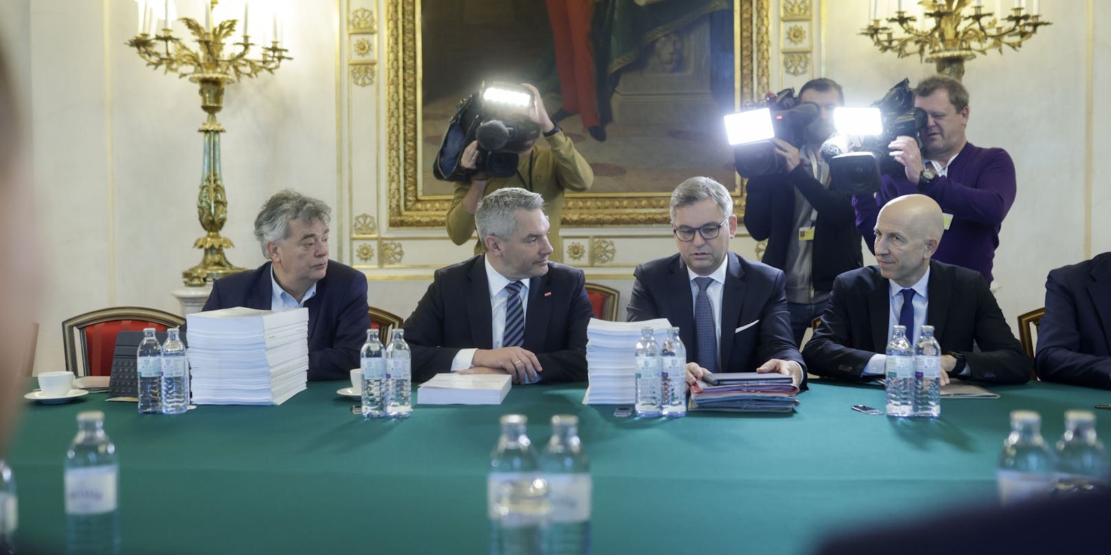 Vizekanzler Werner Kogler (Grüne),Bundeskanzler Karl Nehammer (ÖVP), Finanzminister Magnus Brunner (ÖVP) und Wirtschaftsminister Martin Kocher