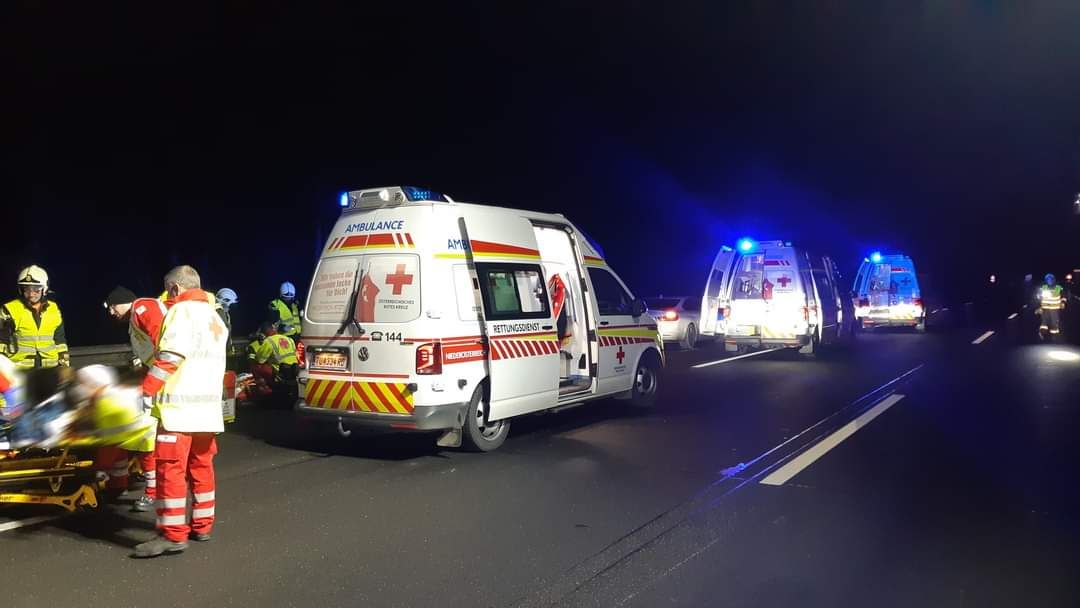 Schwerer Verkehrsunfall auf der A2 bei Wr. Neustadt