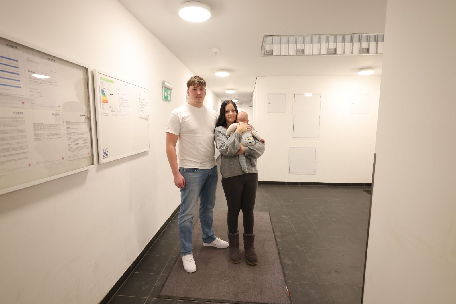 Lucas (19) und Freundin Janine (20) sind verzweifelt: Ihr Kühlschrank verschwand im Stiegenhaus.