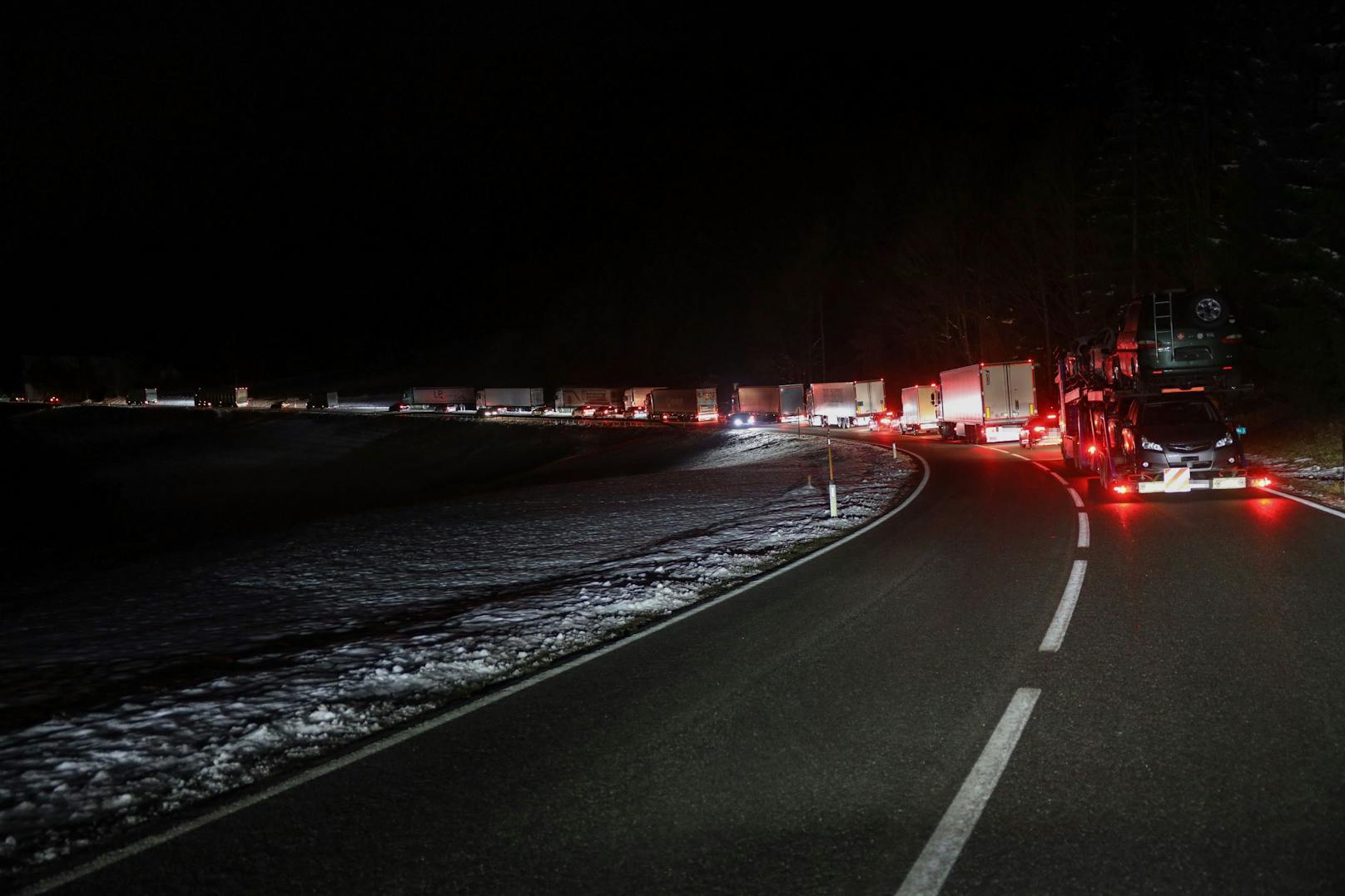 Ein schwerer Verkehrsunfall zwischen einem Lkw und einem Auto hat sich am Dienstag auf der B138 Pyhrnpass Straße in St. Pankraz (Oberösterreich) ereignet.
