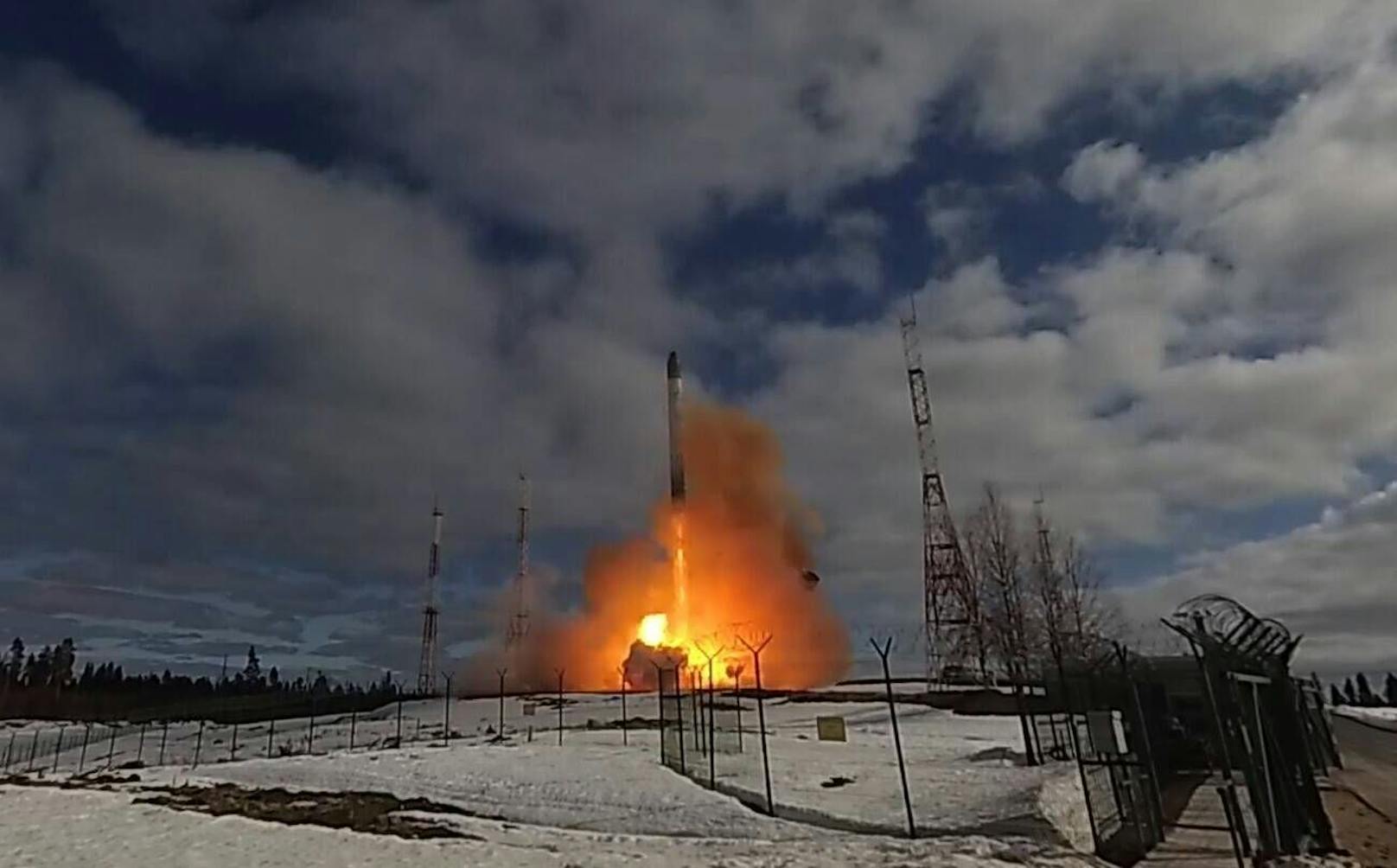 Die Interkontinentalrakete Sarmat soll laut dem Kreml auch mit Nuklearwaffen bestückt werden können. Im Bild ein Teststart einer Sarmat-Rakete.