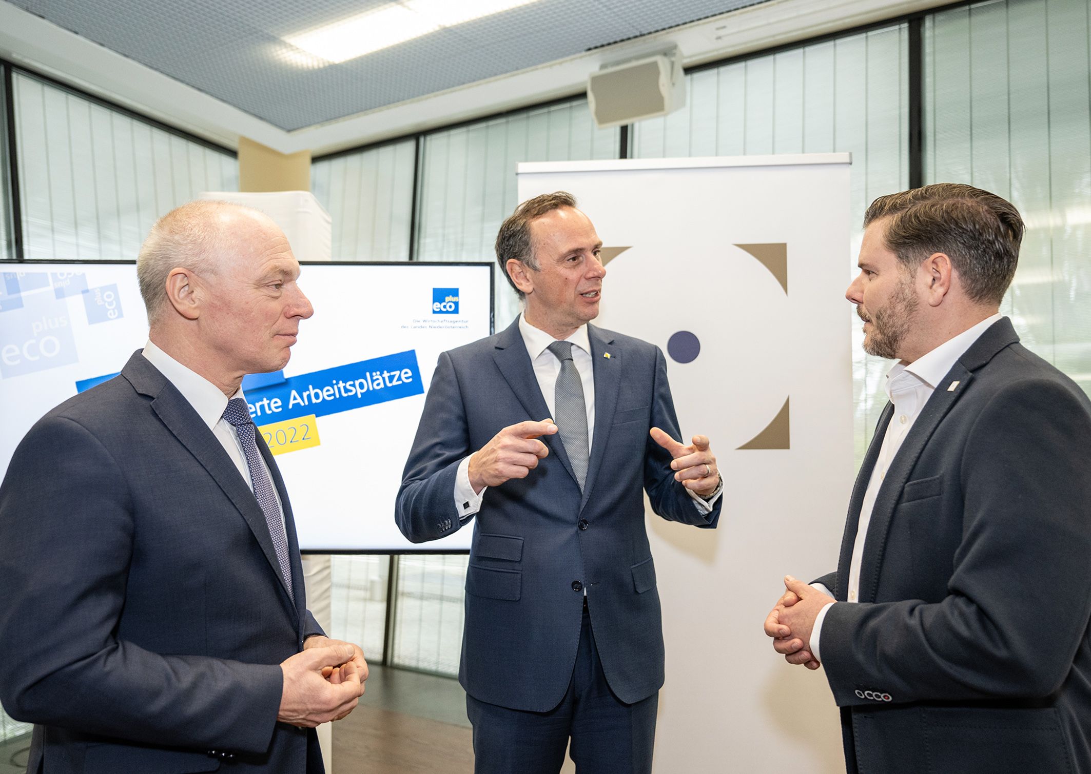 ecoplus Geschäftsführer Helmut Miernicki, Wirtschaftslandesrat Jochen Danninger und René Brückler, Geschäftsführer philoro EDELMETALLE GmbH 
