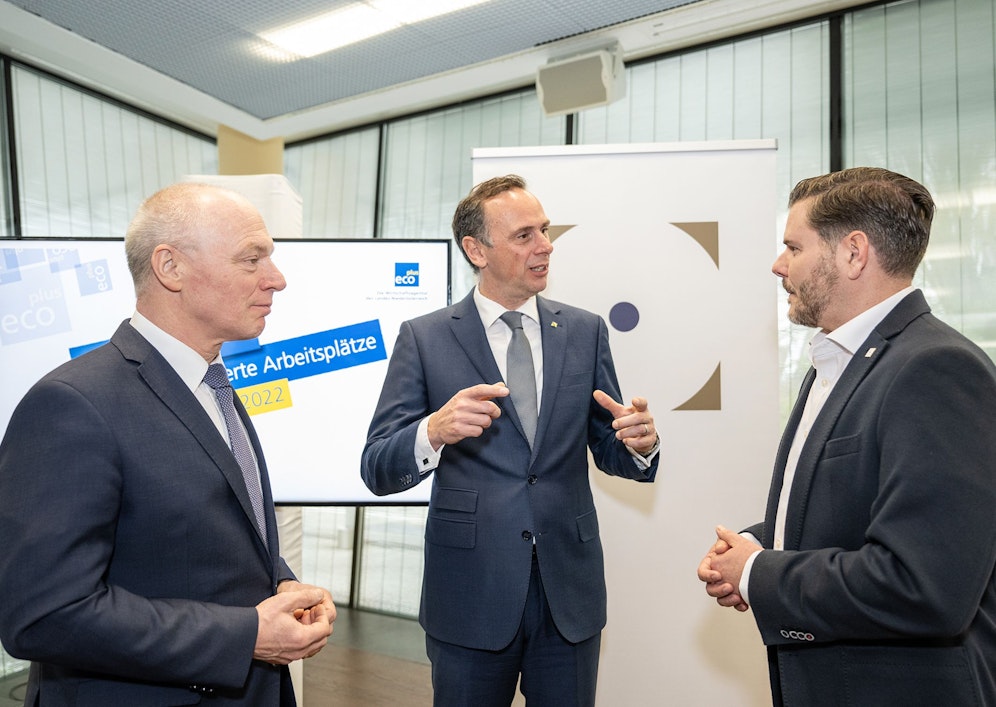 ecoplus Geschäftsführer Helmut Miernicki, Wirtschaftslandesrat Jochen Danninger und René Brückler, Geschäftsführer philoro EDELMETALLE GmbH 