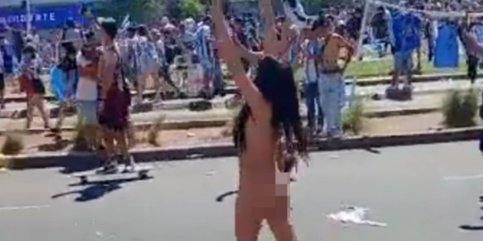 Eine nackte Frau sorgt in Buenos Aires für irritierte Blicke.