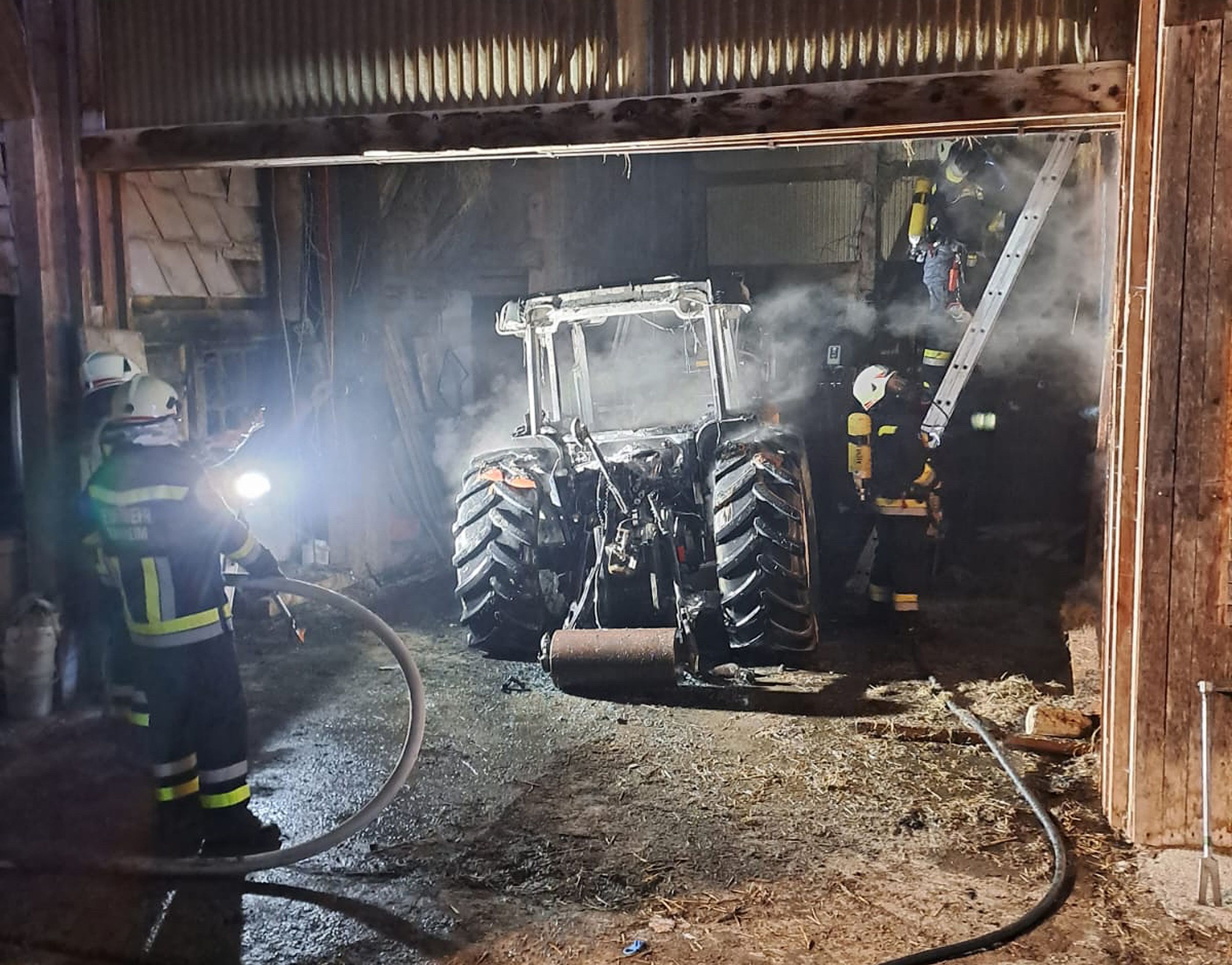 Ein technischer Defekt führt zum Totalschaden des Traktors im Tiroler Außerfern.