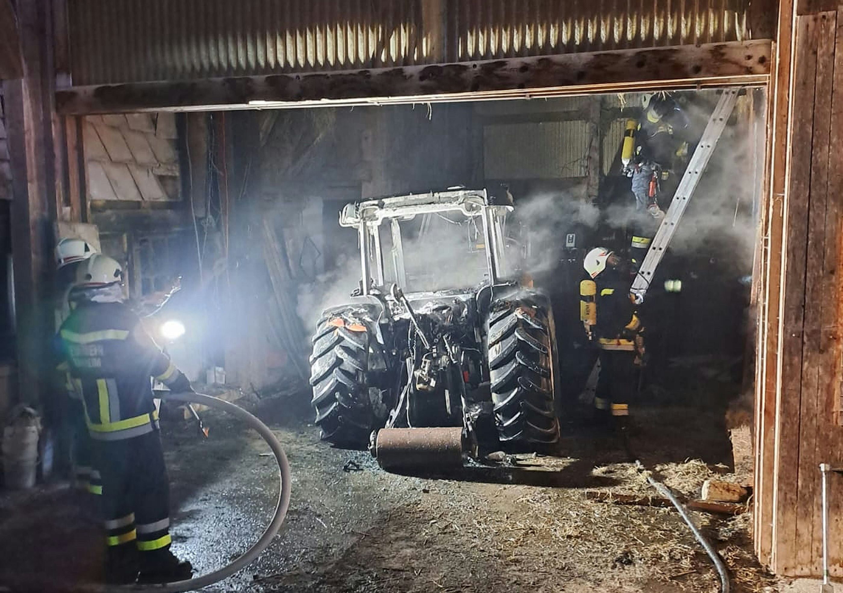 Ein technischer Defekt führt zum Totalschaden des Traktors im Tiroler Außerfern.