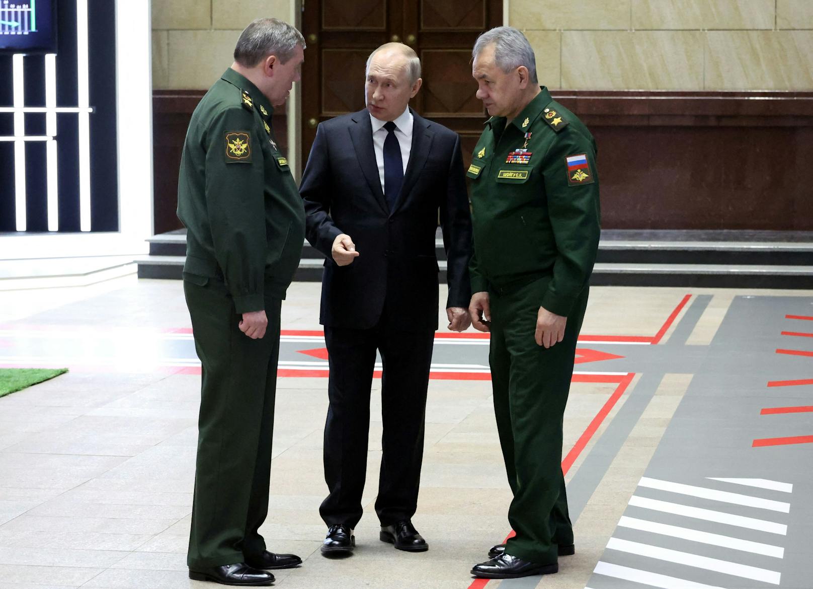 Wladimir Putin (Mitte) mit dem russischen Verteidigungsminister Sergei Shoigu (rechts) und dem Chef des Generalstabes Waleri Gerasimov.