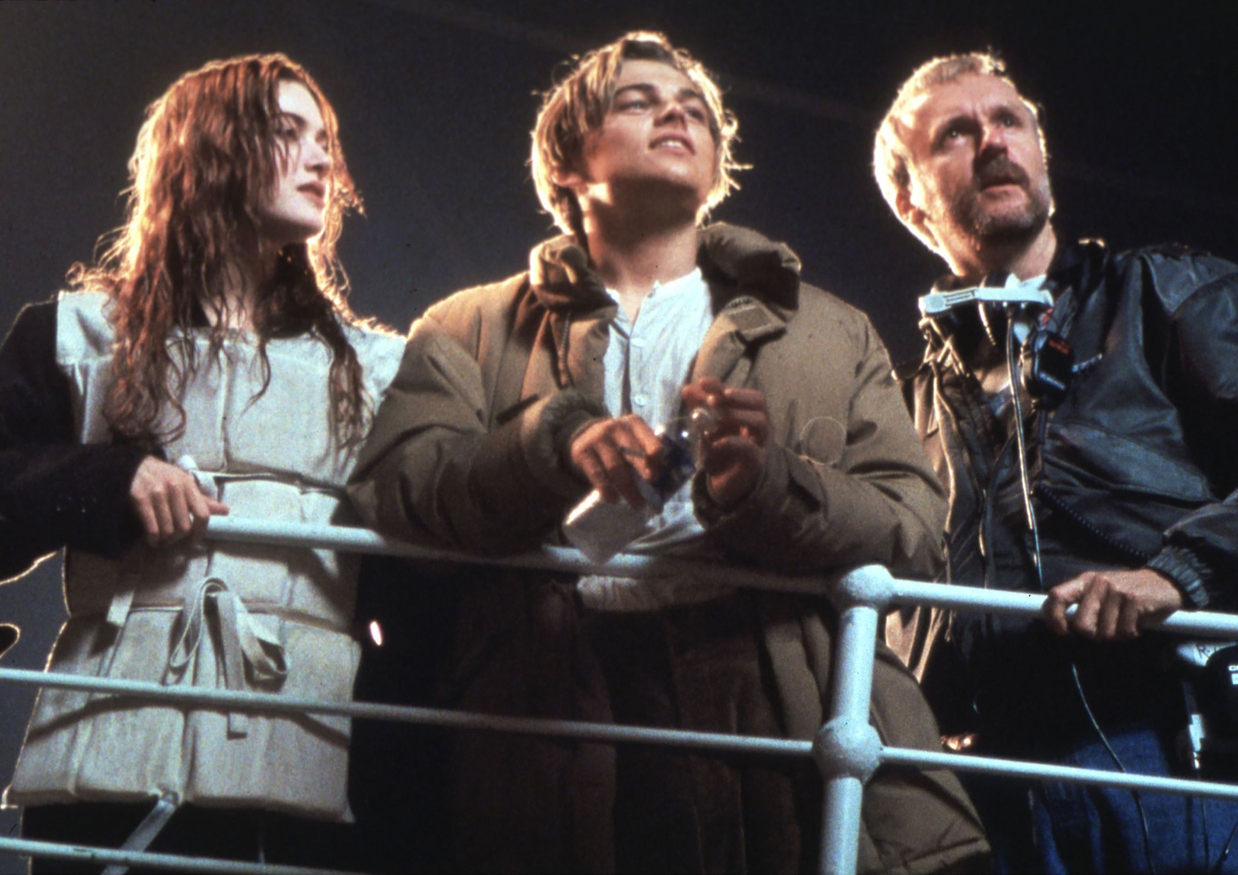 Download von www.picturedesk.com am 21.12.2022 (12:51).  Titanic, (TITANIC) USA 1997, Regie: James Cameron, KATE WINSLET, LEONARDO DICAPRIO, JAMES CAMERON, Stichwort: Reling - 19970101_PD5773 - Rechteinfo: Rights Managed (RM) PictureDesk übernimmt hinsichtlich der Verwendung durch den Kunden keinerlei Haftung und Garantie. Die Verantwortung liegt ausschließlich beim Kunden. Redaktionelle Printverwendung ist üblicherweise möglich. Keine TV und Videonutzung!