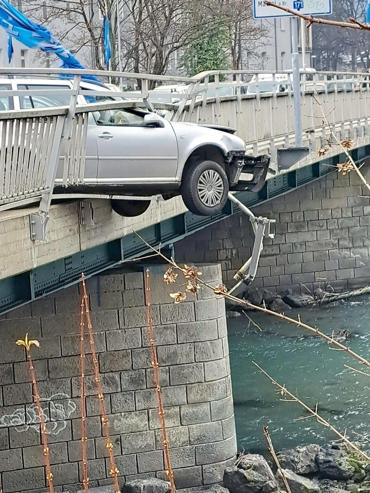 Der Fahrer konnte sich selbst aus der misslichen Lage befreien.