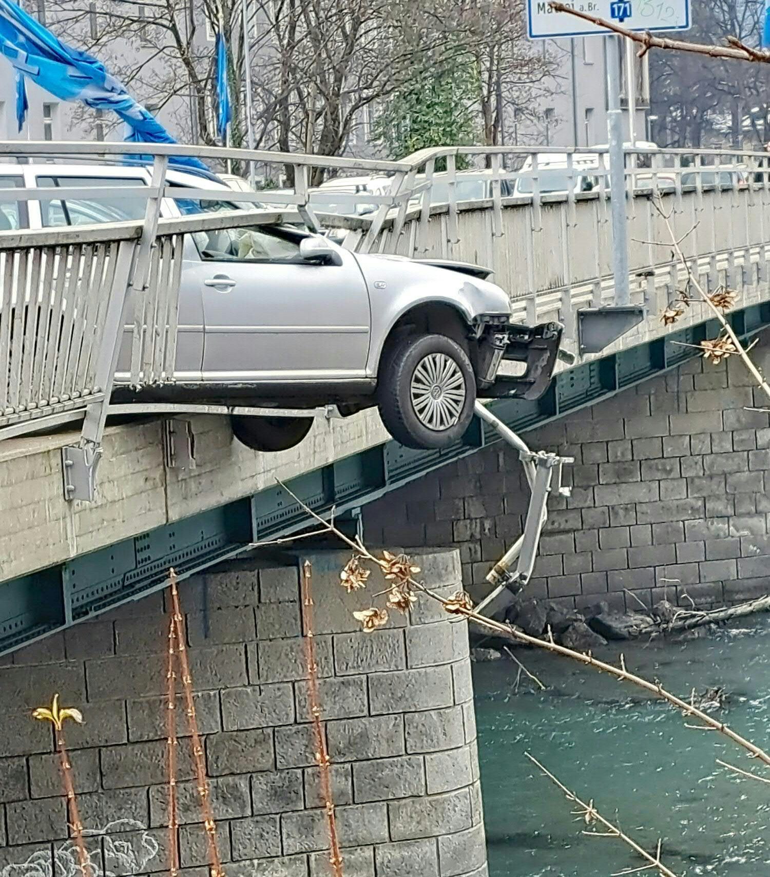 Der Fahrer konnte sich selbst aus der misslichen Lage befreien.