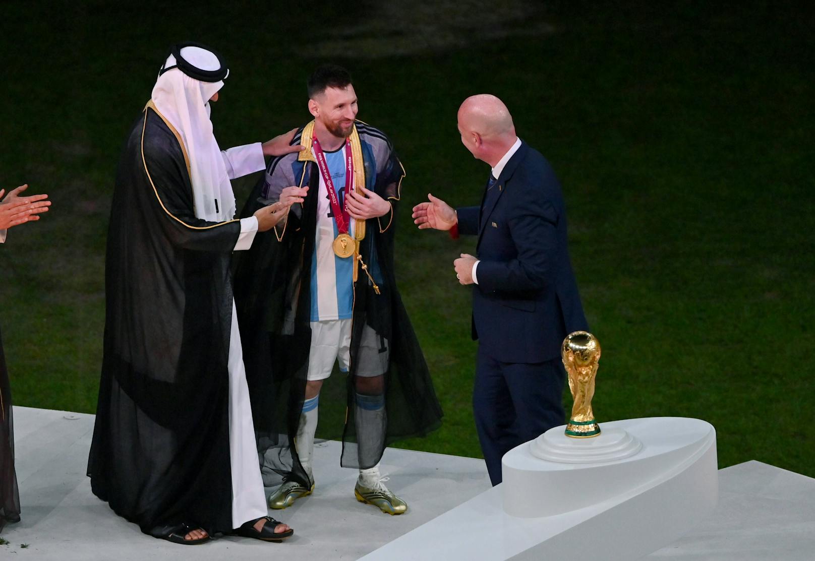 Lionel Messi wurde während der WM-Siegerehrung in einen Bischt gekleidet. 
