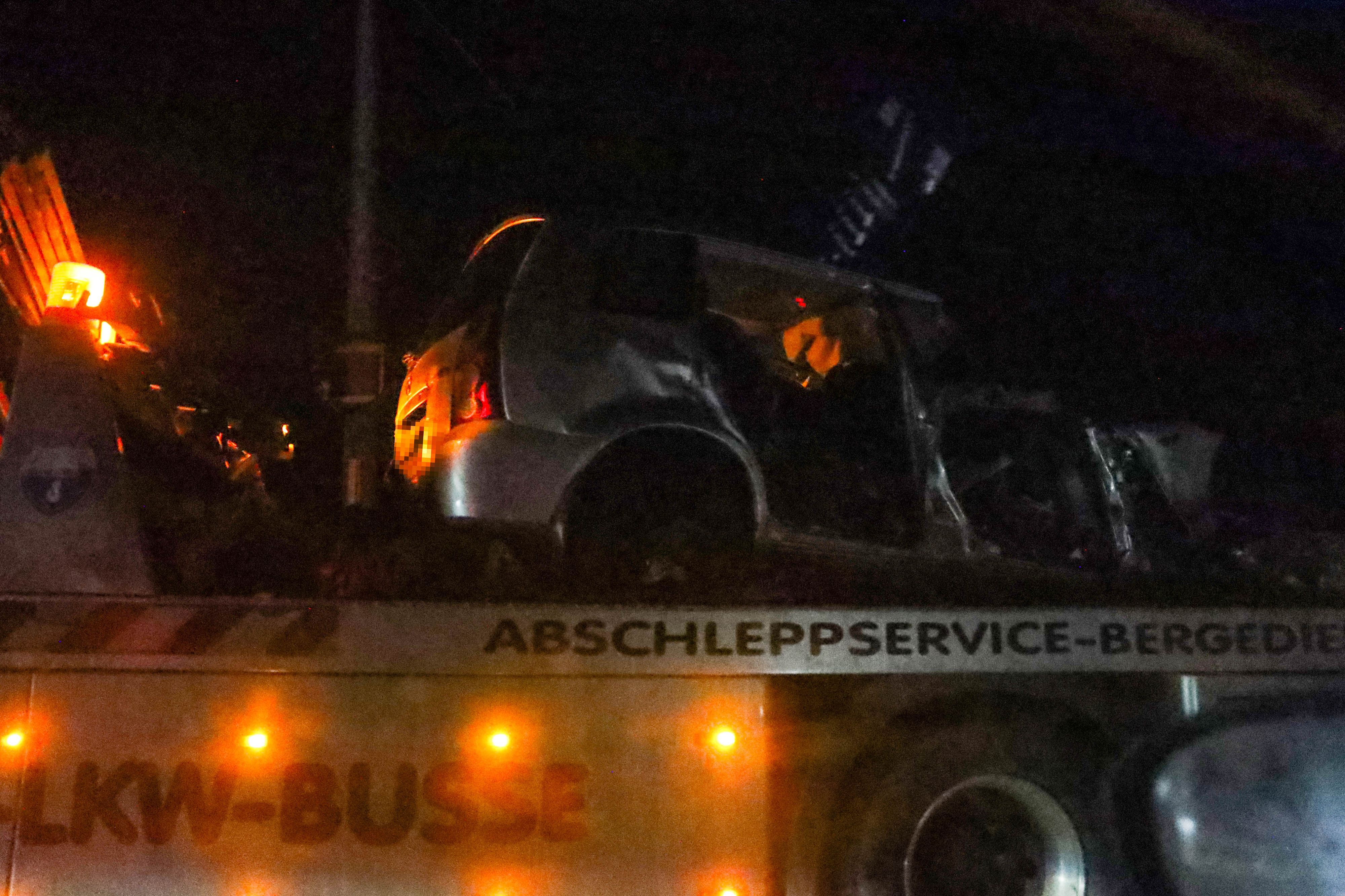 Schwerer Crash zwischen LKW und PKW