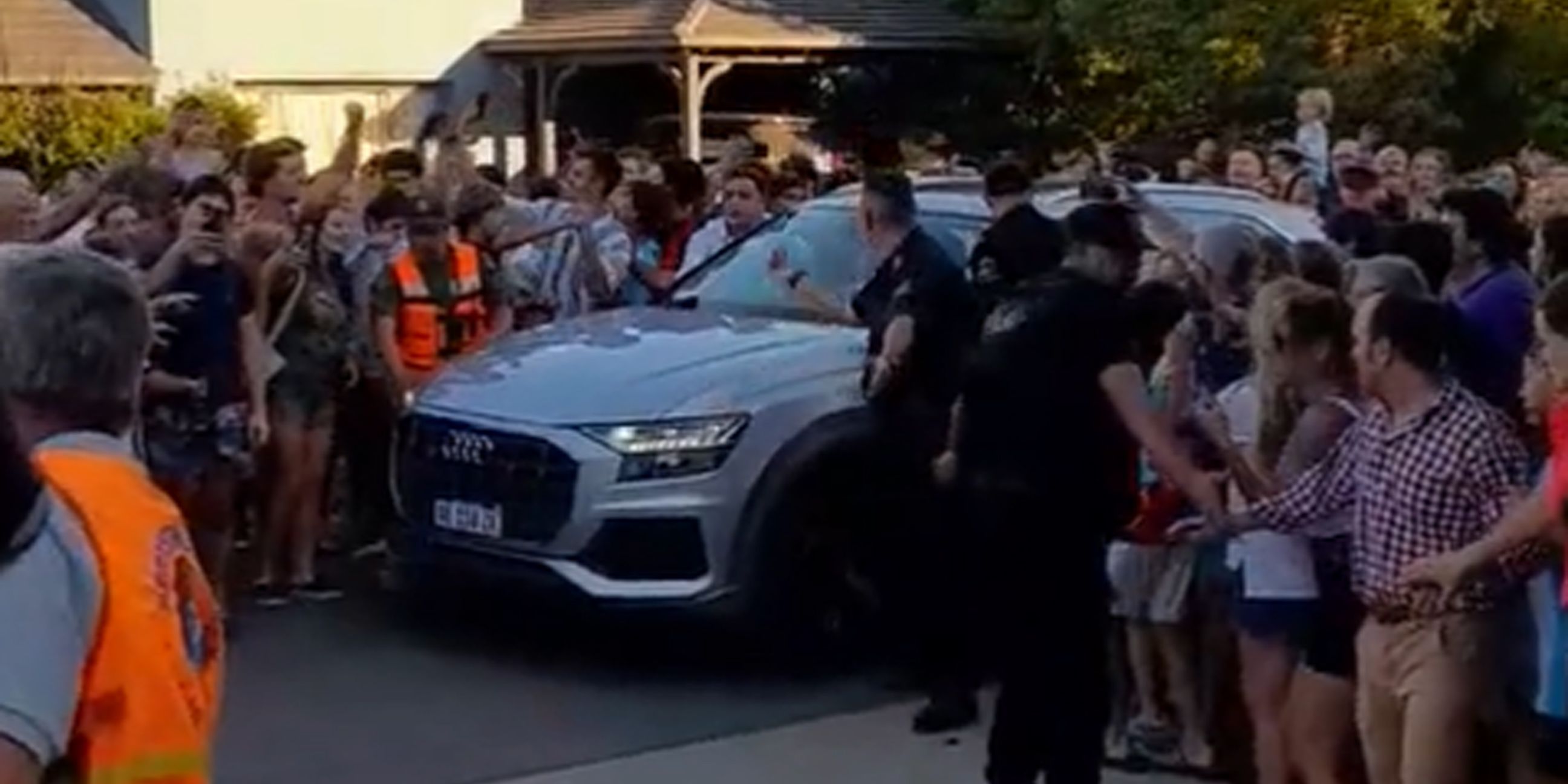 Lionel Messi muss sich seinen Weg durch die Fanmassen bahnen.