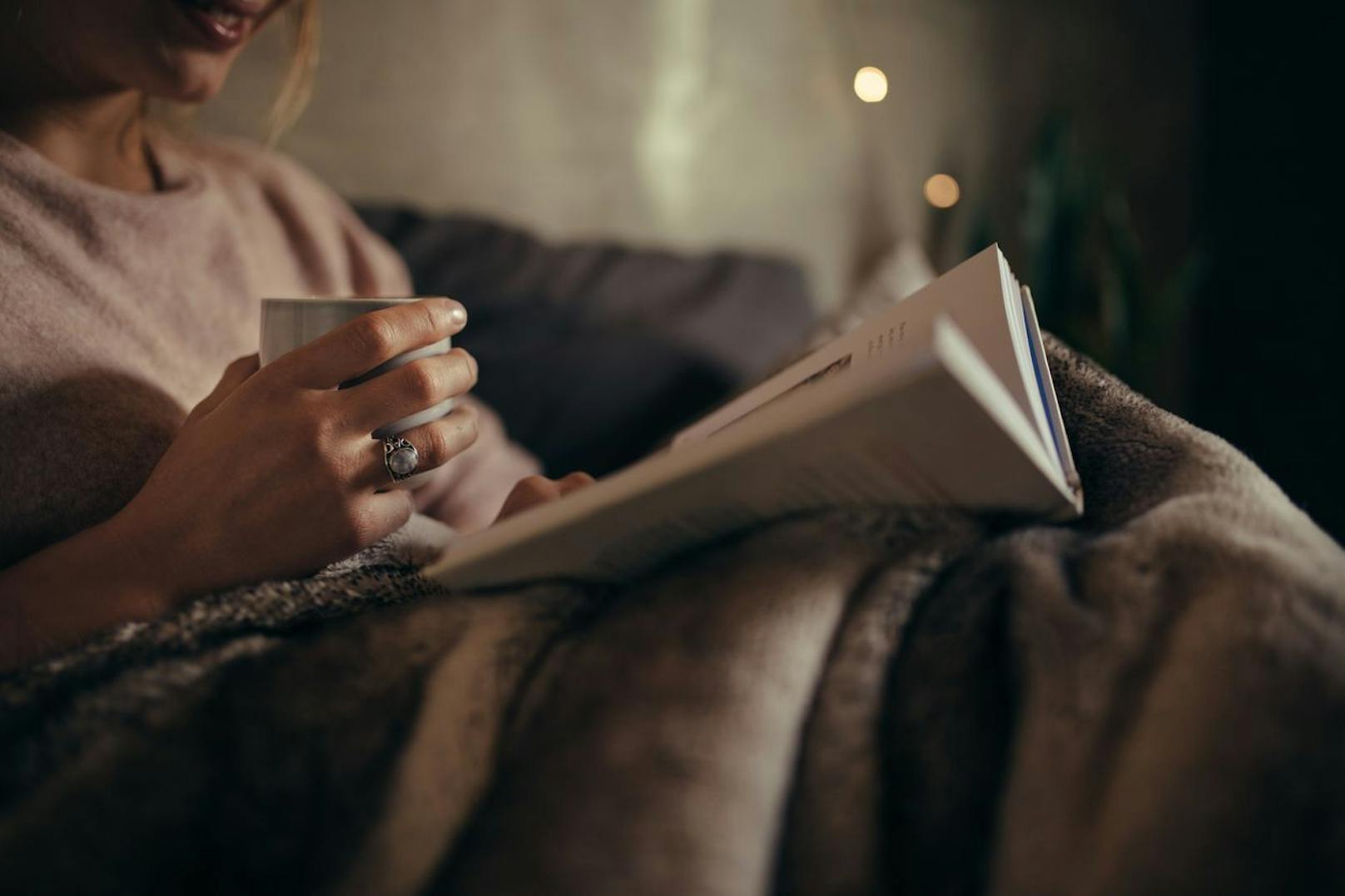 Lege dich nicht hin, nur damit du dich stundenlang im Bett herumwälzt. Wenn es mit dem Einschlafen nicht klappt, solltest du aufstehen und einer entspannten Übung nachgehen. Lese ein Buch oder versuche es mit einem Hörspiel, das nicht zu spannend ist.