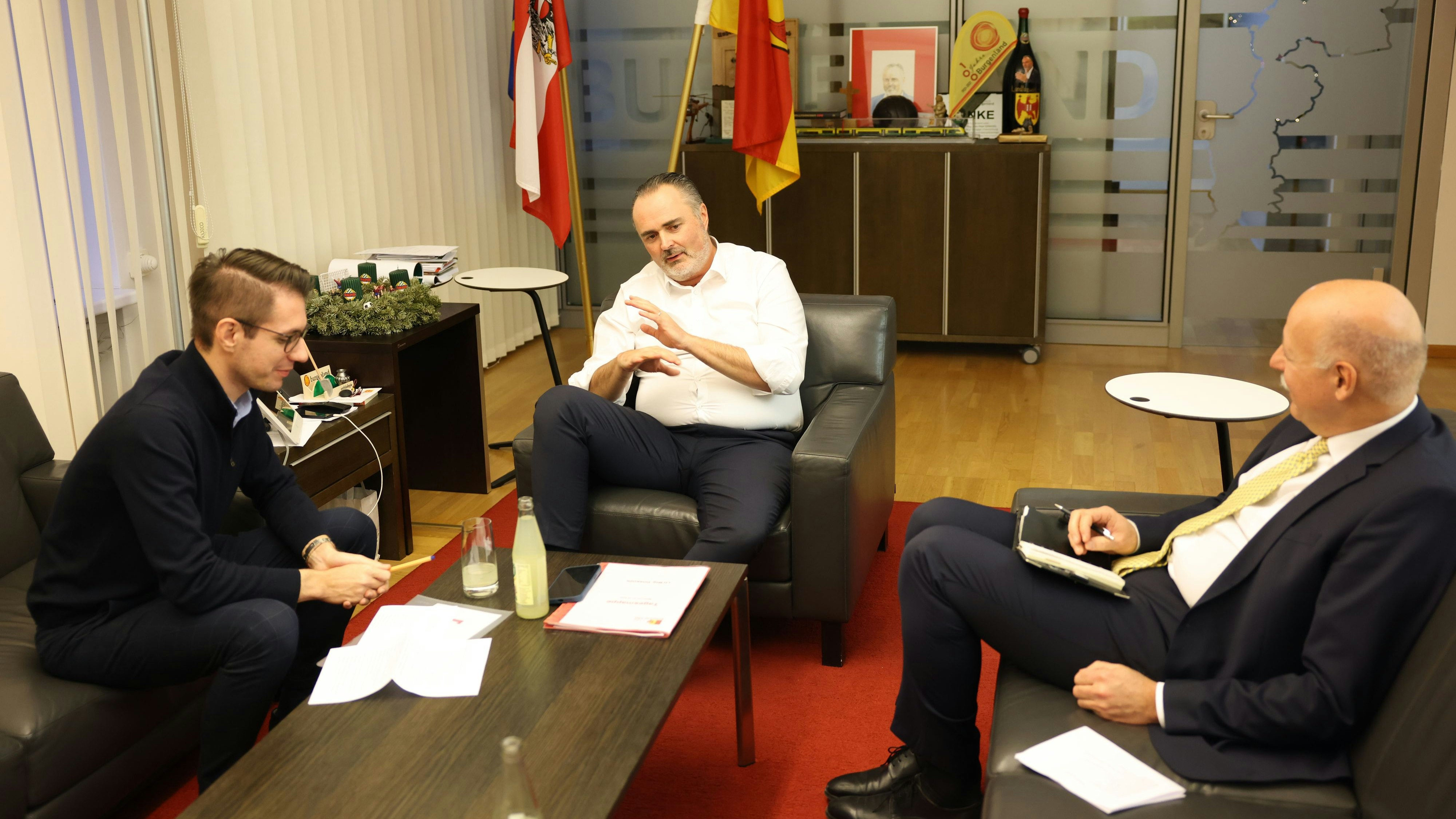 Hans Peter Doskozil im Interview mit den <em>"Heute"</em>-Chefredakteuren Christian Nusser (r.) und Clemens Oistric