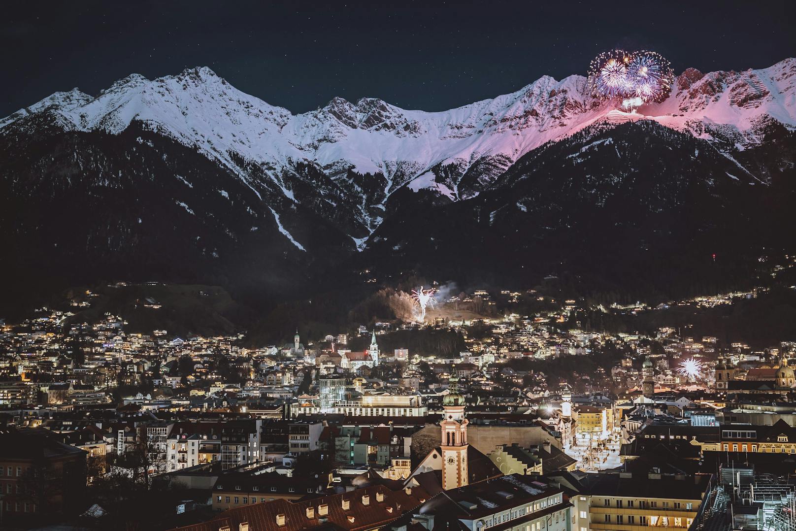 Ein Feuerwerk beim traditionellen Innsbrucker Bergsilvester.