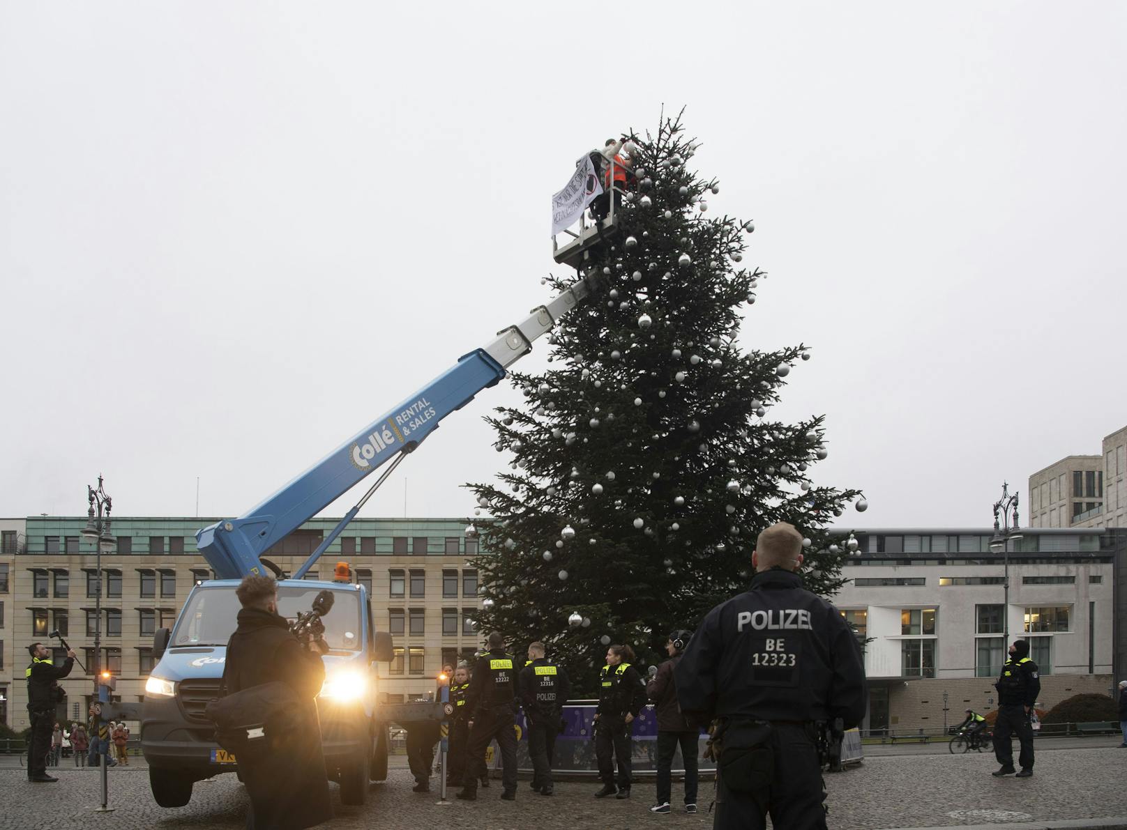 Mit einem Hubwagen gelangten die zwei am Mittwochmorgen auf den Baum vor dem Brandenburger Tor.&nbsp;