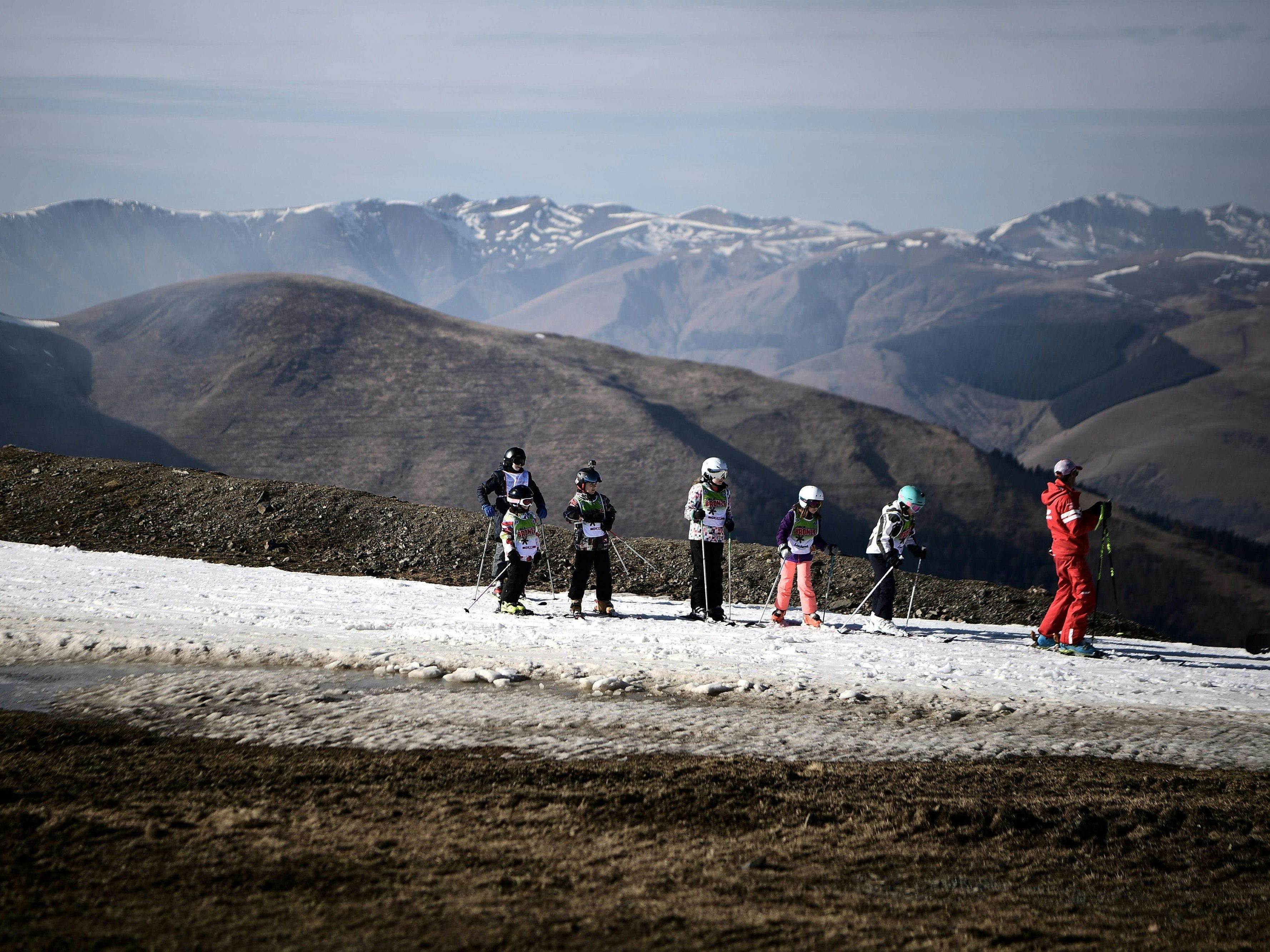 Download von www.picturedesk.com am 22.12.2022 (16:05).  A ski instructor gives a ski class in the Superbagneres station, near Luchon, in French Pyrenees mountain southwestern France, on February 15, 2020. - The French department of Haute-Garonne decided to pour snow by helicopter on the Luchon-Superbagneres station in order to make up for the lack of snow on February 14 and February 15, 2020. (Photo by Anne-Christine POUJOULAT / AFP) - 20200215_PD15102 - Rechteinfo: Rights Managed (RM) Nur für redaktionelle Nutzung! Werbliche Nutzung erfordert Freigabe: bitte schicken Sie uns eine Anfrage.