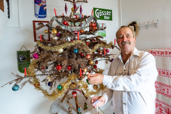 "Lasset uns frohlocken!" Ernst Sailer beim Anzünden einer Weihnachtskerze.