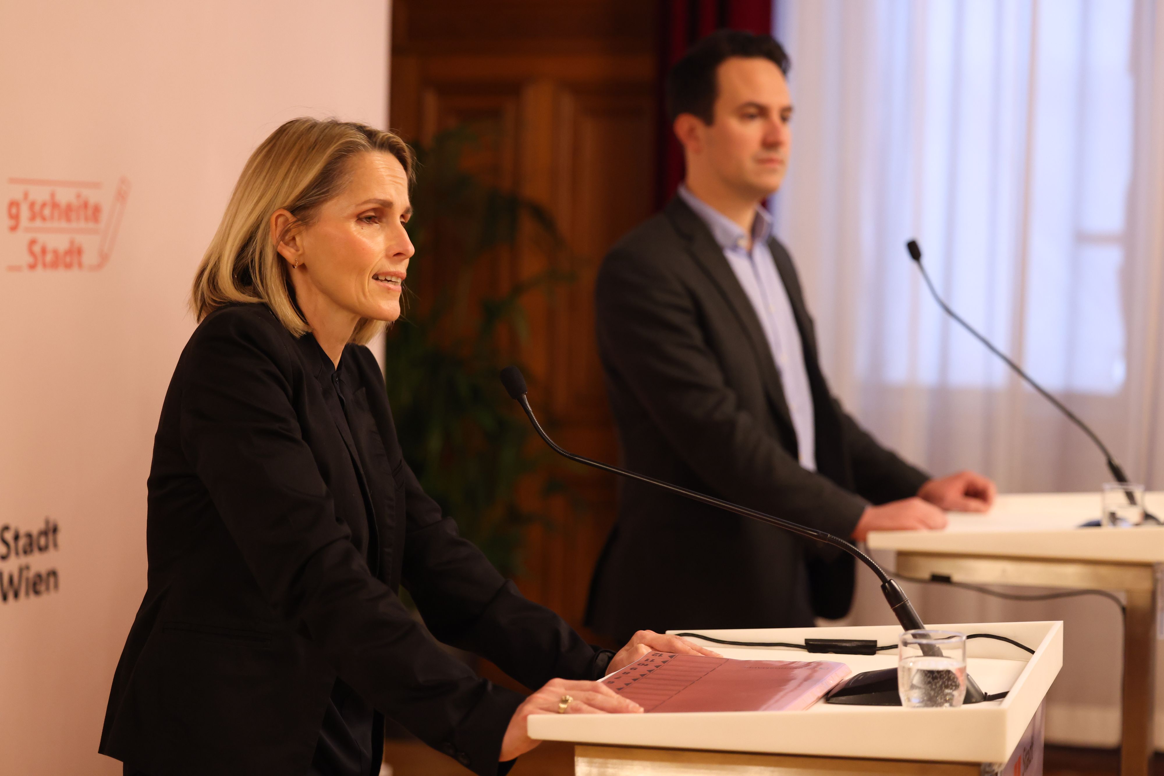 Es ist offiziell: Die MA10 hat mit Karin Broukal eine neue Leitung. Die studierte Juristin war zuvor in der Kinder- und Jugendhilfe tätig.&nbsp;