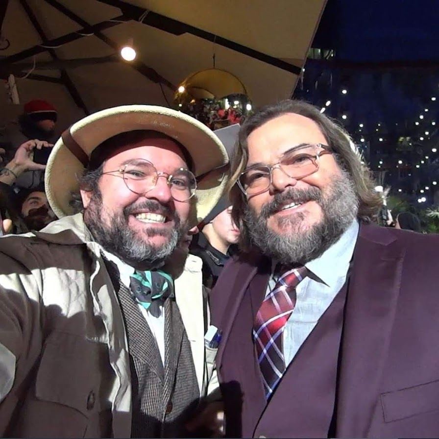 Mario G. (l.) sieht aus wie US-Star Jack Black (r.) gehalten. Der Tiroler lädt am 24. Dezember Menschen ein, die nicht alleine feiern wollen.