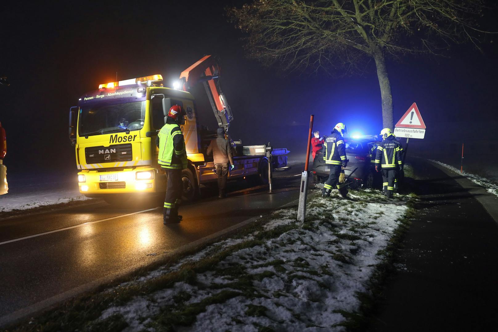In Pasching (Bezirk Linz-Land) ist Donnerstagfrüh ein Pkw bei einem Unfall frontal gegen einen Baum geprallt. Der Autolenker wurde bei dem Unfall schwer verletzt.