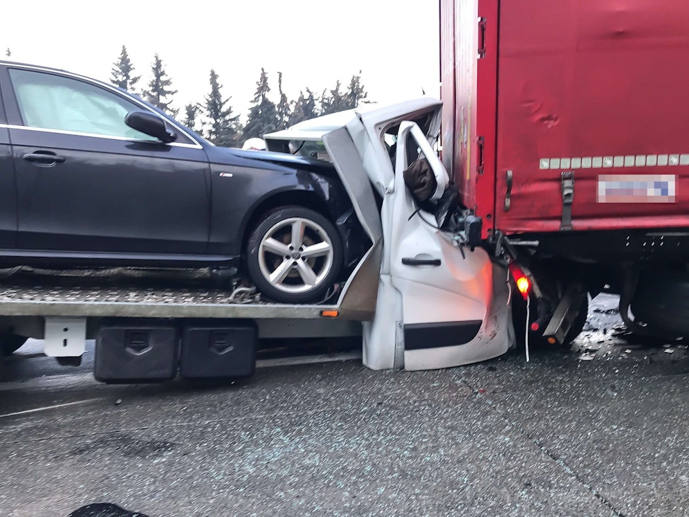 Der Klein-Lkw wurde völlig zerdrückt, der Lenker schwer verletzt, er musste per Heli ins Spital geflogen werden.