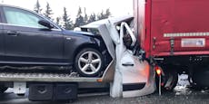 Klein-Lkw bei Crash zermalmt – Lenker schwer verletzt