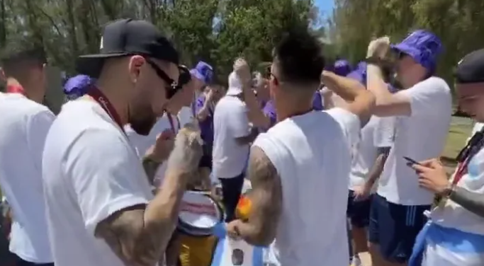 Dreht sich Argentinien-Star Otamendi hier einen Joint?