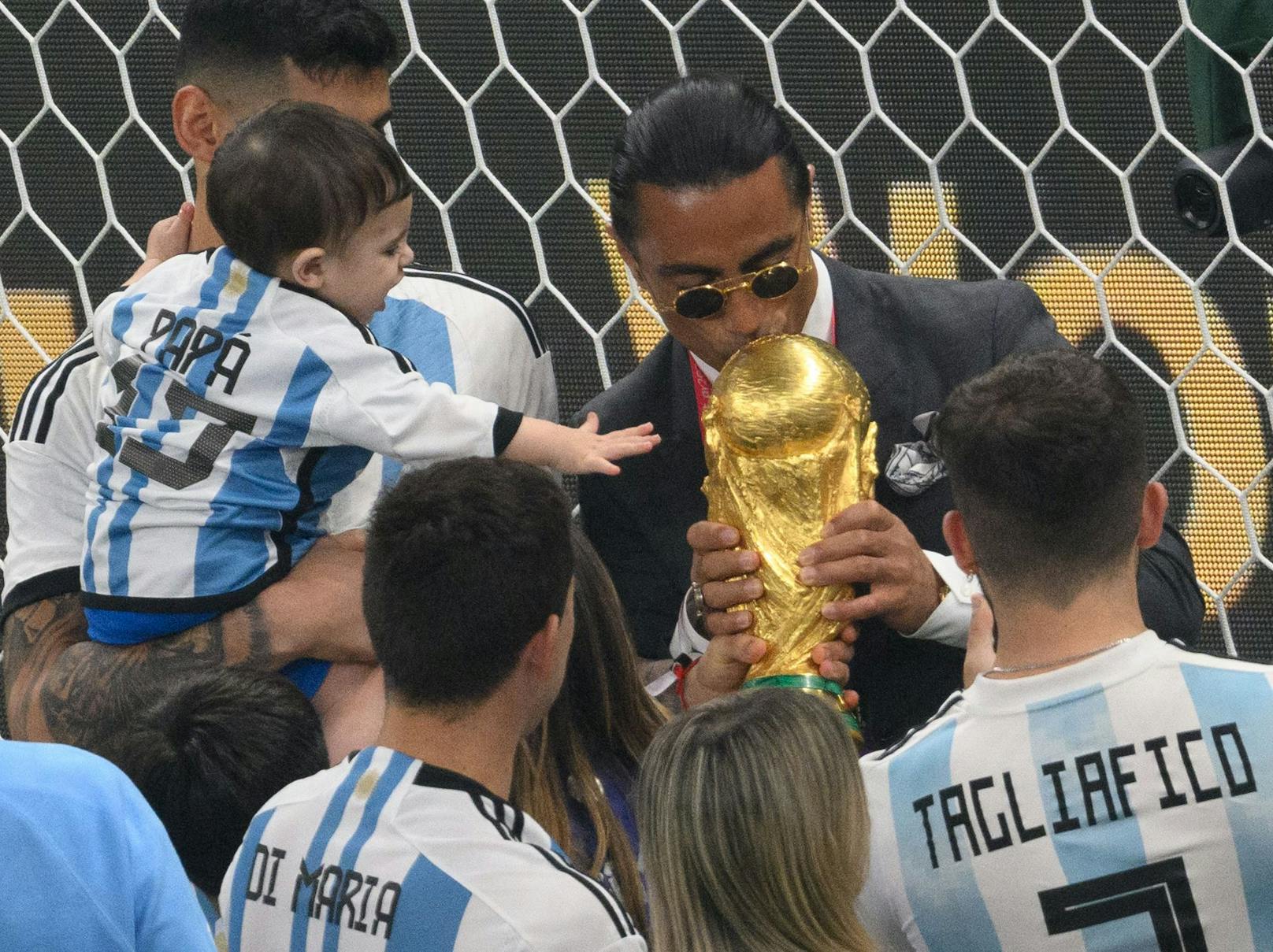 Salt Bae feierte beim WM-Finale in Lusail mit den argentinischen Fußballern, nun reagiert die FIFA. 