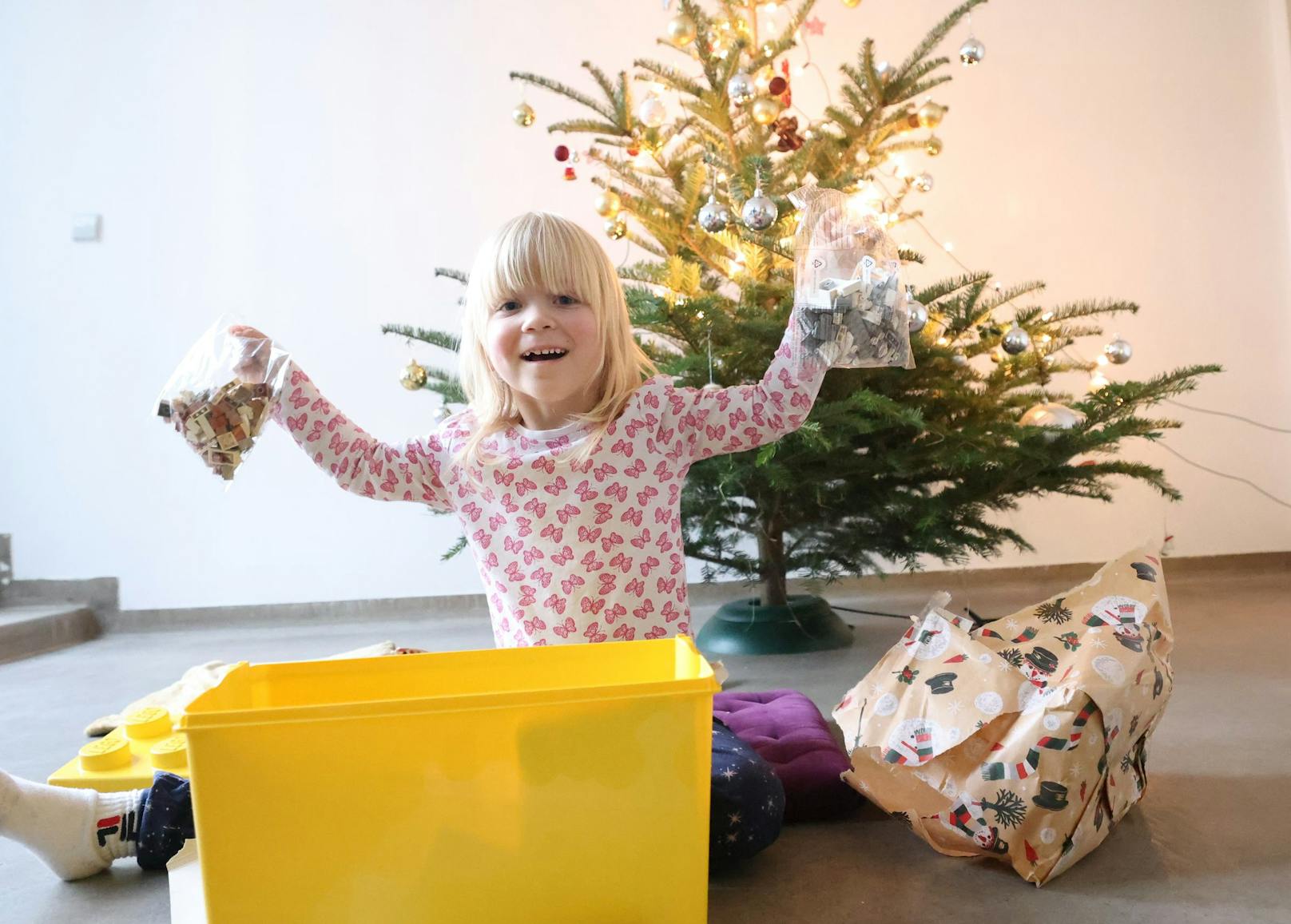 "Juhu, ein Lego!": Die dreijährige Victoria durfte ihr Wichtel-Paket auspacken – und die Freude war groß.