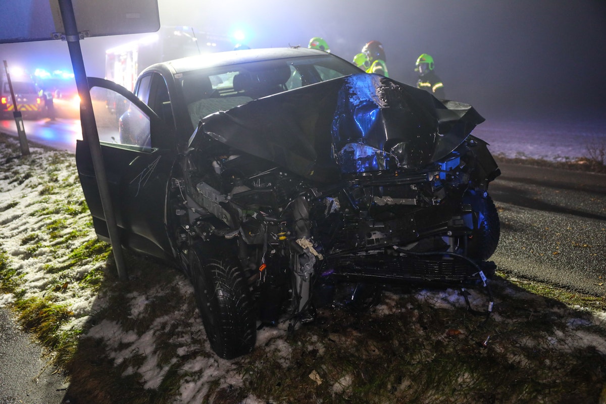 Auto bei Unfall in Pasching frontal gegen Baum gekracht