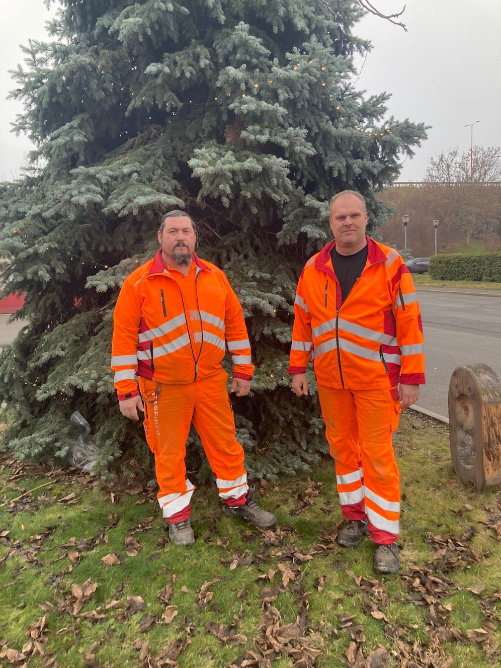 Reinhard Schnurrer und Erich Hohlbaum von der Asfinag machen Christkindl-Dienst.