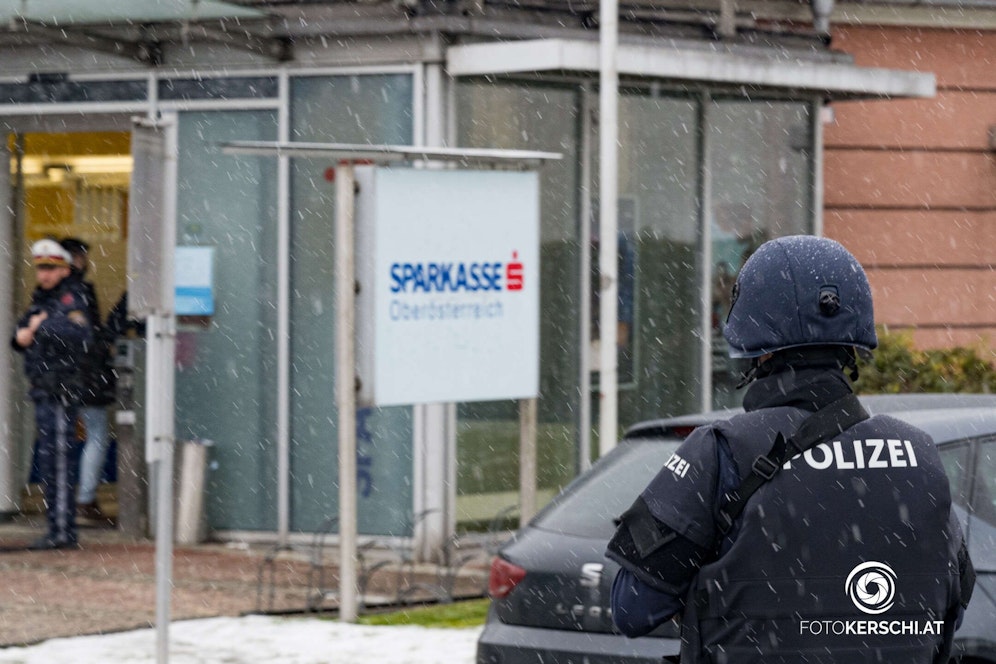 Am Freitag wurde die Bank in Leonding überfallen; jetzt klickten die Handschellen.