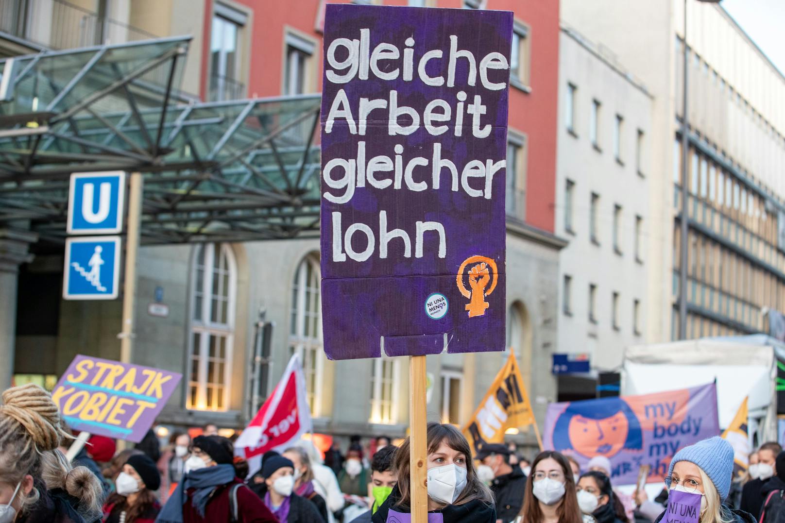 Europaweit fordern Frauen bessere Entlohnung – Frauentagsdemo in München am 8.3.2021.