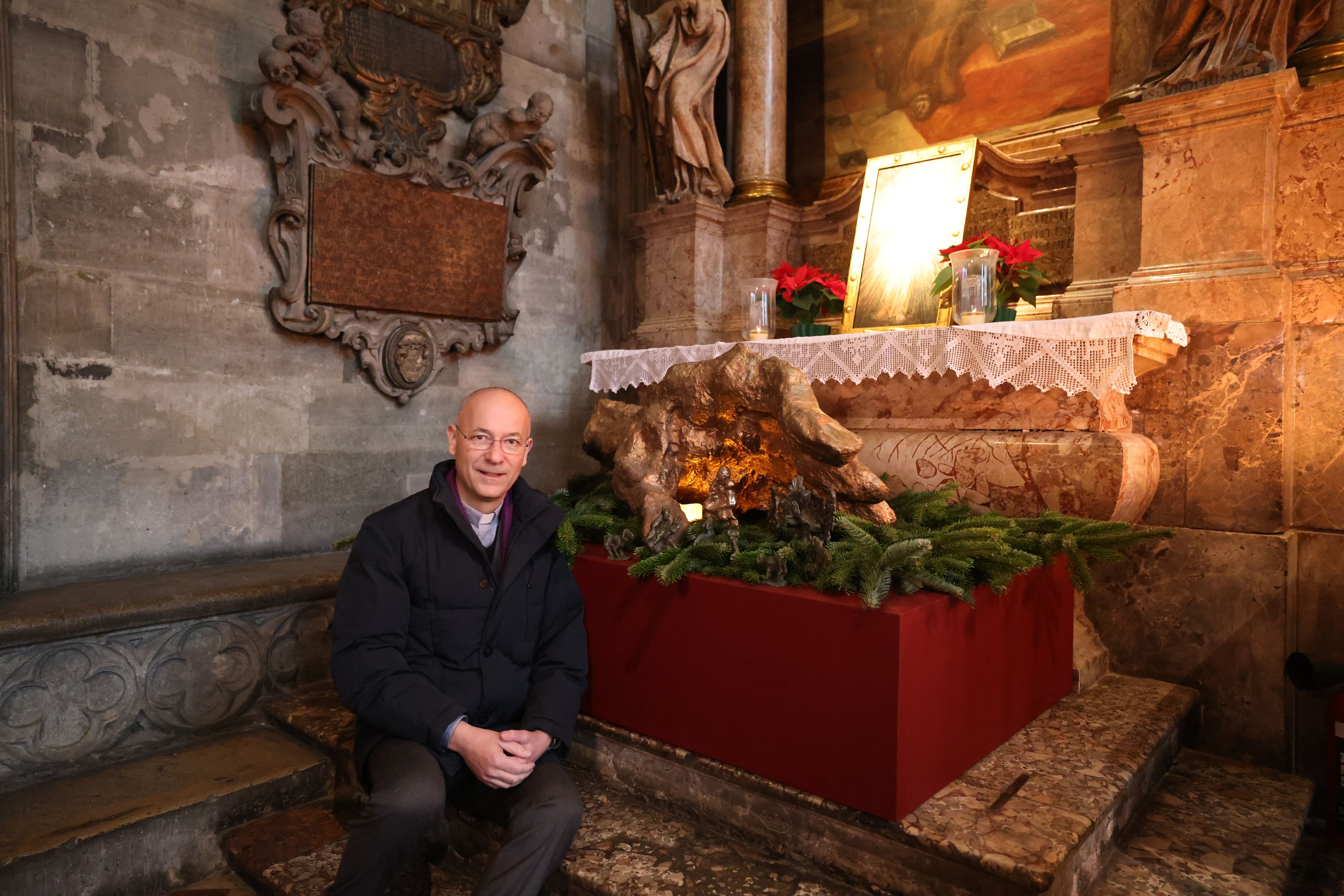 Dompfarrer Toni Faber vor der Krippe des Künstlers Rudi Wach (88). 