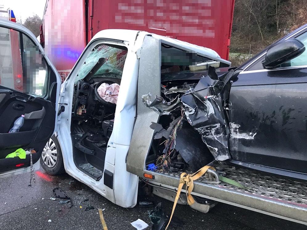 Der mit Zurrgurten befestigte Audi wurde vorgeschleudert, zertrümmerte die Fahrerkabine von hinten.
