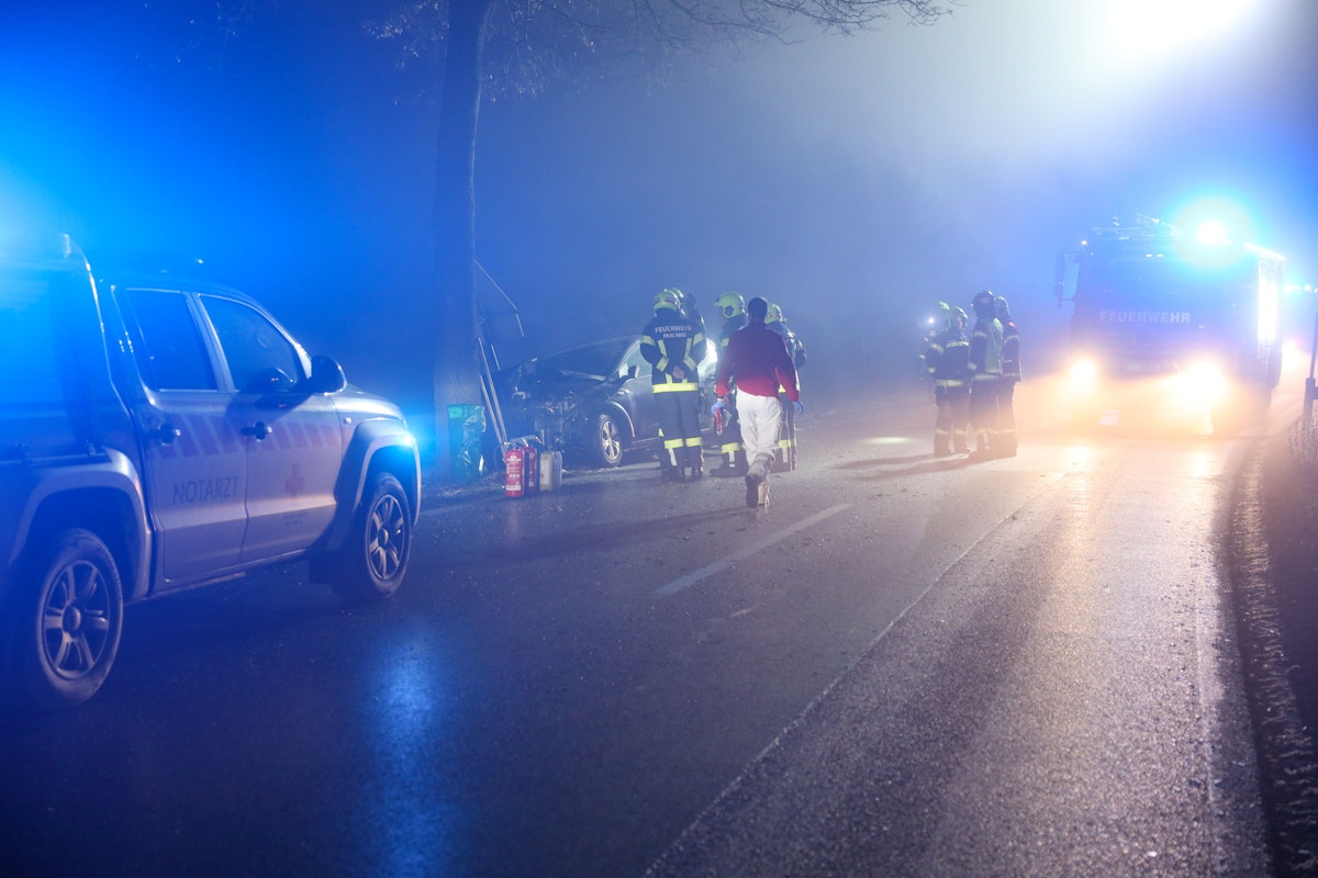 Auto bei Unfall in Pasching frontal gegen Baum gekracht
