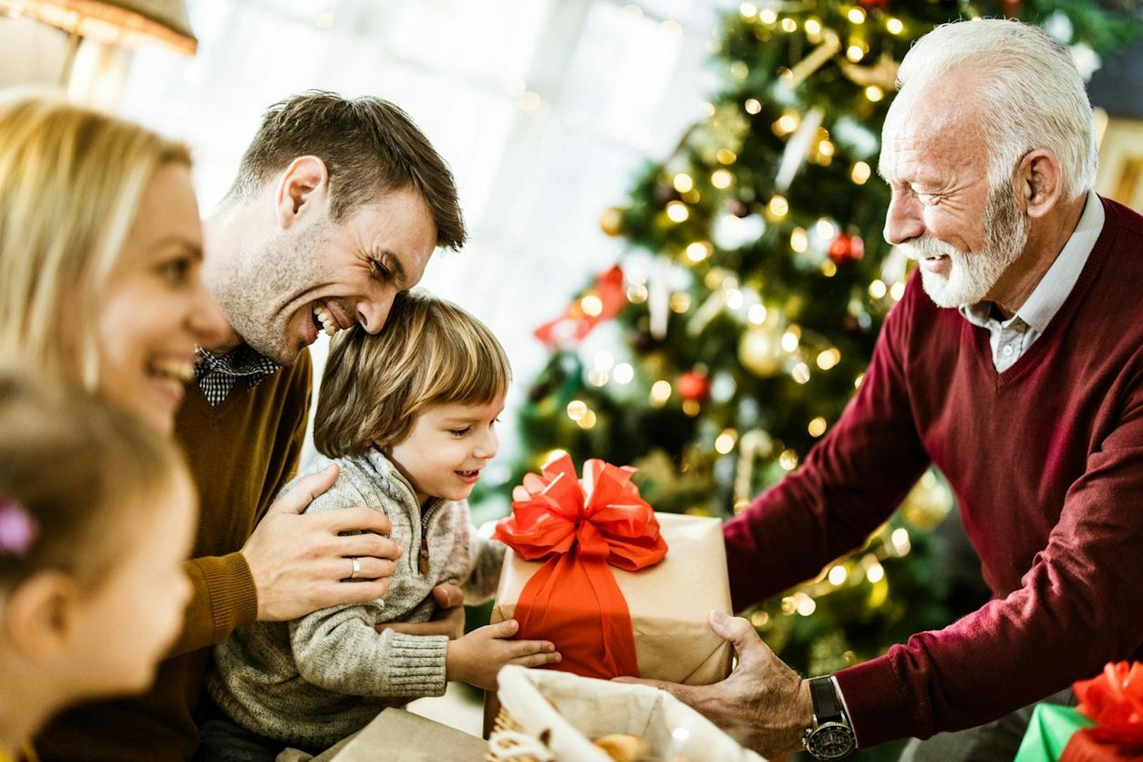 Schöne Bescherung: Etwa der Hälfte der 16- bis 74-Jährigen macht es Spaß, Weihnachtsgeschenke einzukaufen.