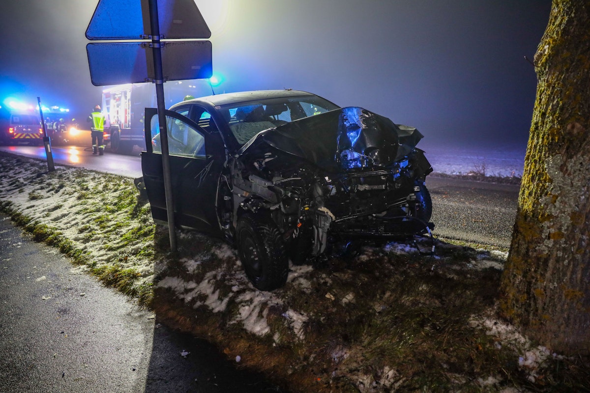 Auto bei Unfall in Pasching frontal gegen Baum gekracht